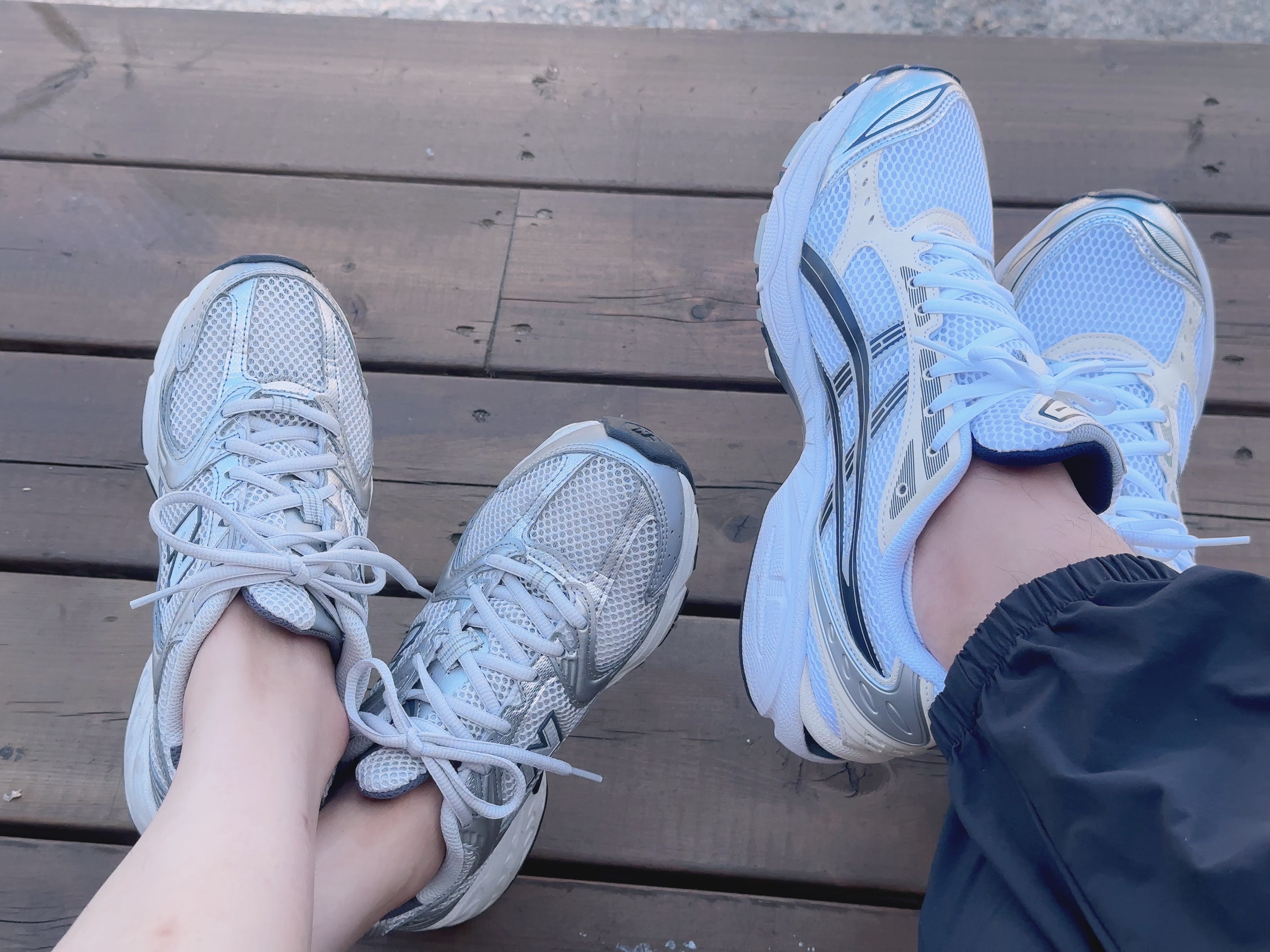(W) Asics Gel-Kayano 14 White Midnight, New Balance 530 Grey Matter Silver Metallic 착용 스타일