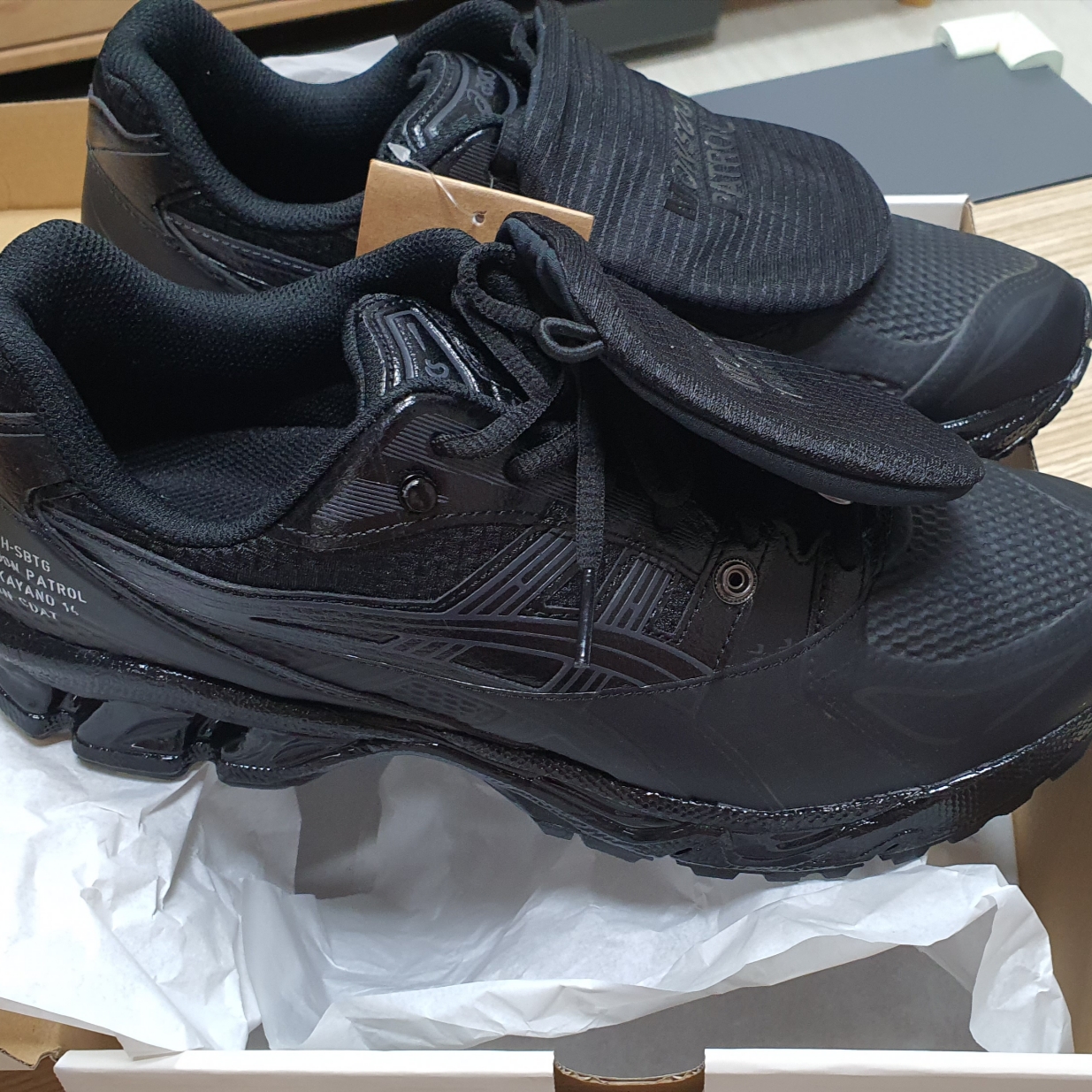 Asics x Limited Edt x SBTG Gel-Kayano 14 Monsoon Patrol Black 착용 스타일 - 3