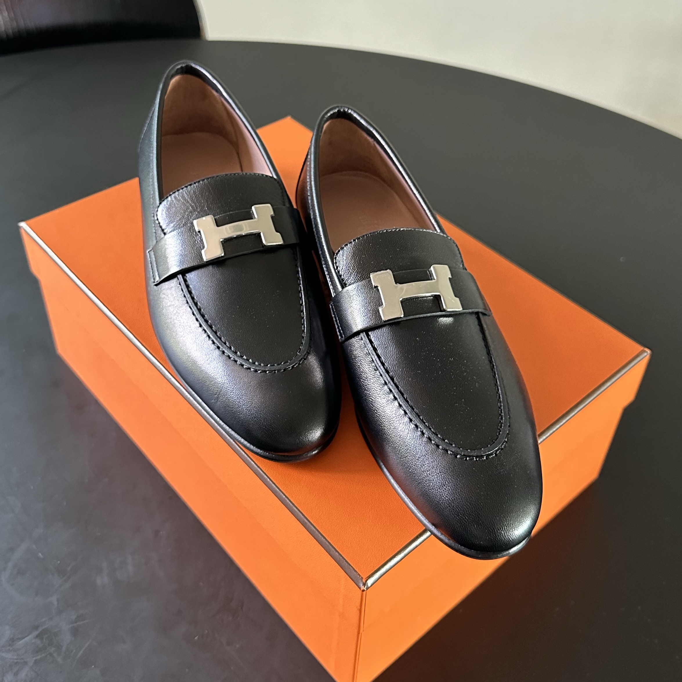 (W) Hermes Paris Loafers Goatskin & Palladium Noir 착용 스타일 - 6