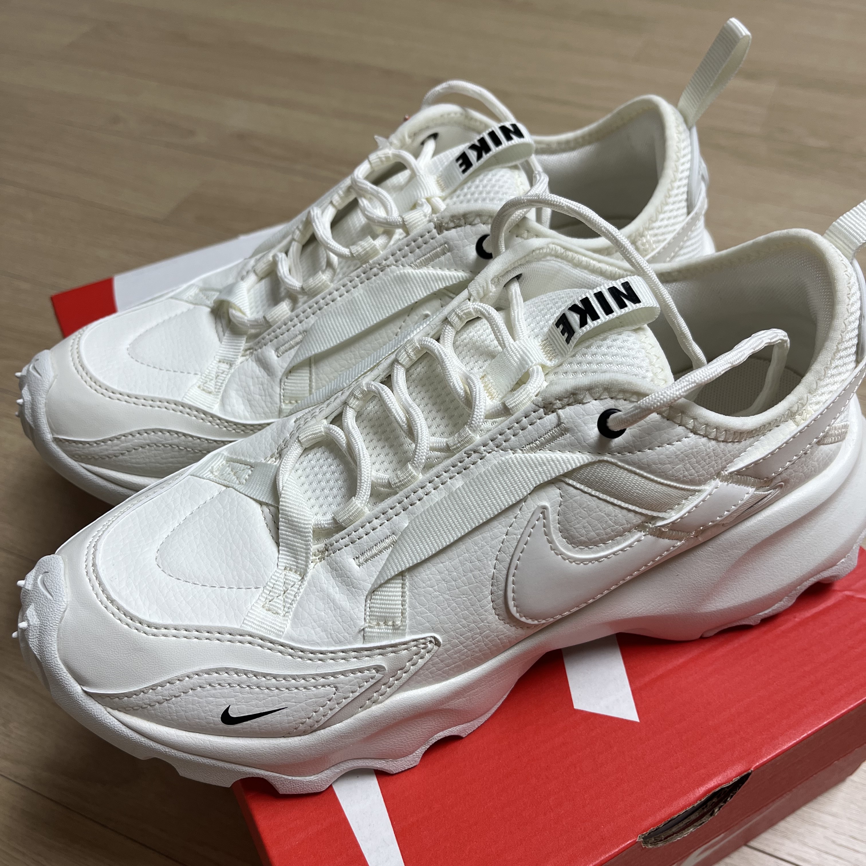 (W) Nike TC 7900 Summit White 착용 스타일