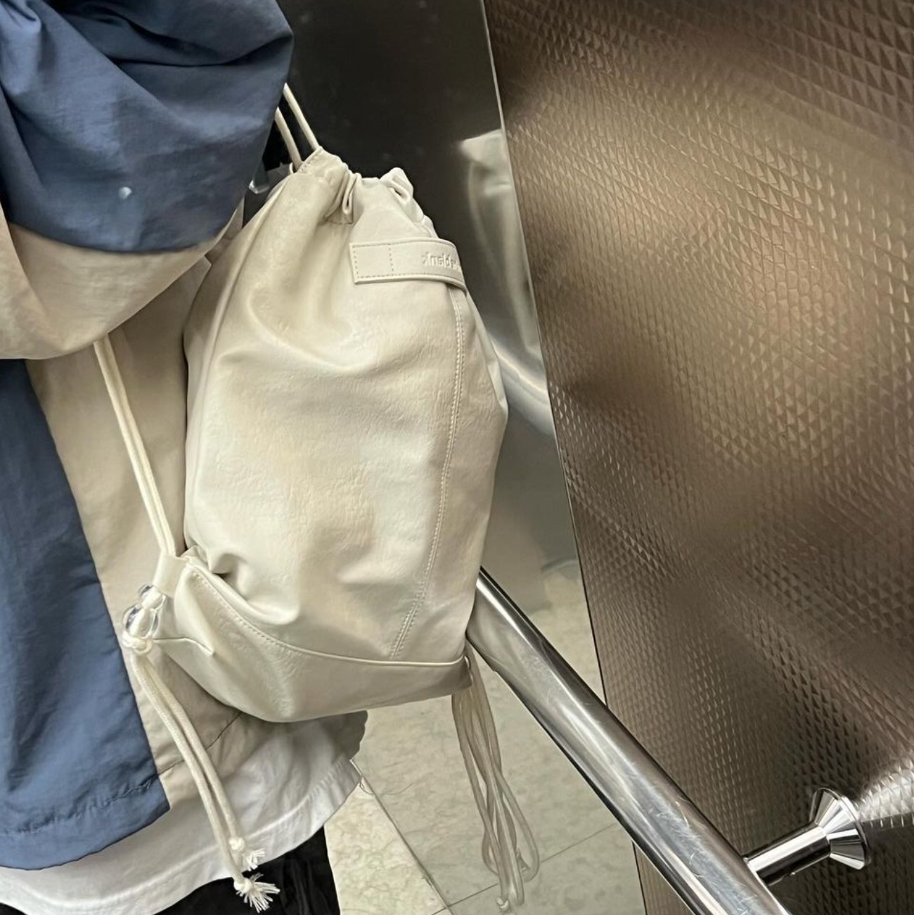 Fillintheblank Crinkle Gym Bag S Black, Fillintheblank Crinkle Gym Bag S Beige 착용 스타일