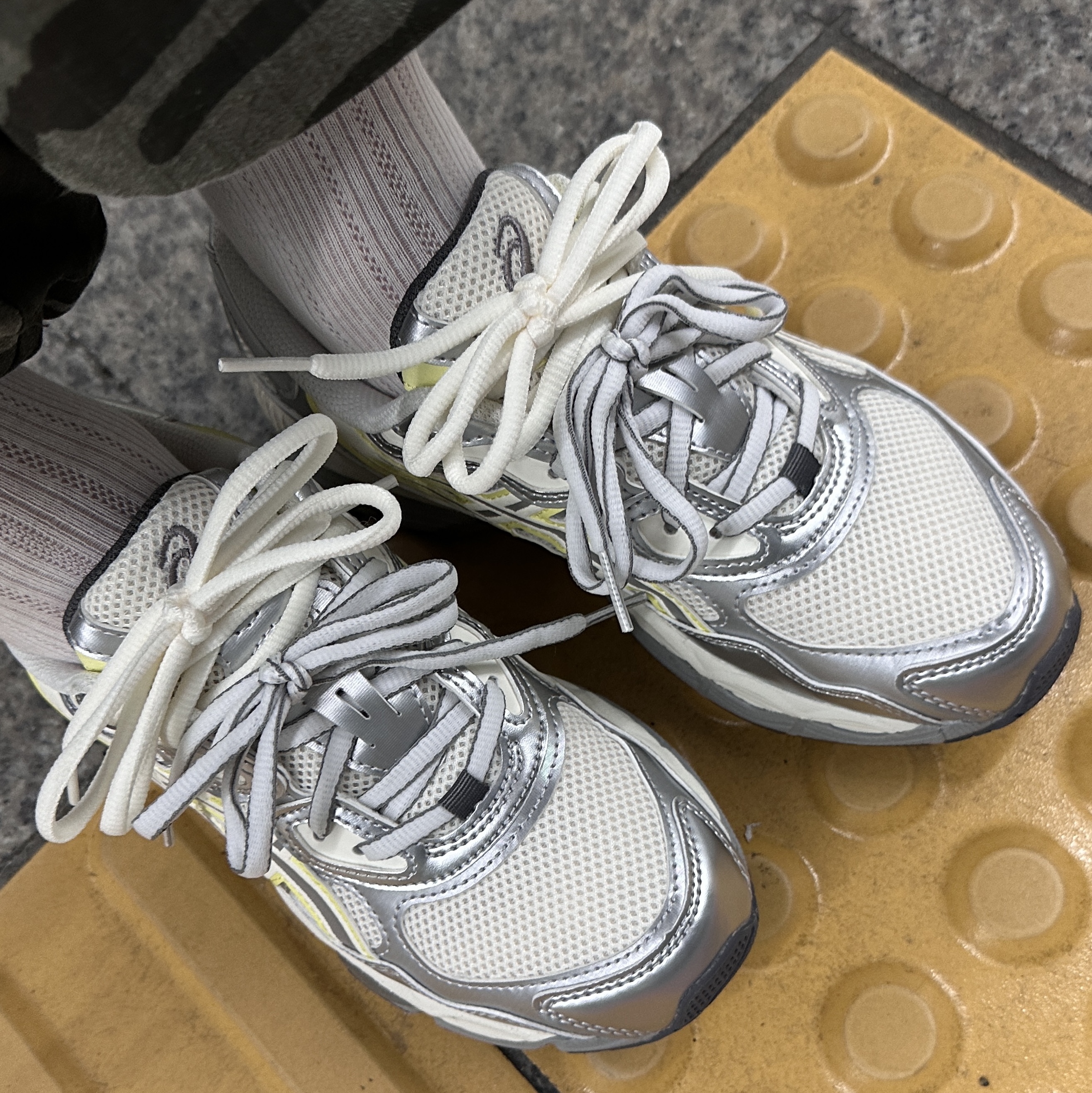 (W) Asics x Emmi Gel-NYC White Huddle Yellow 착용 스타일 - 2