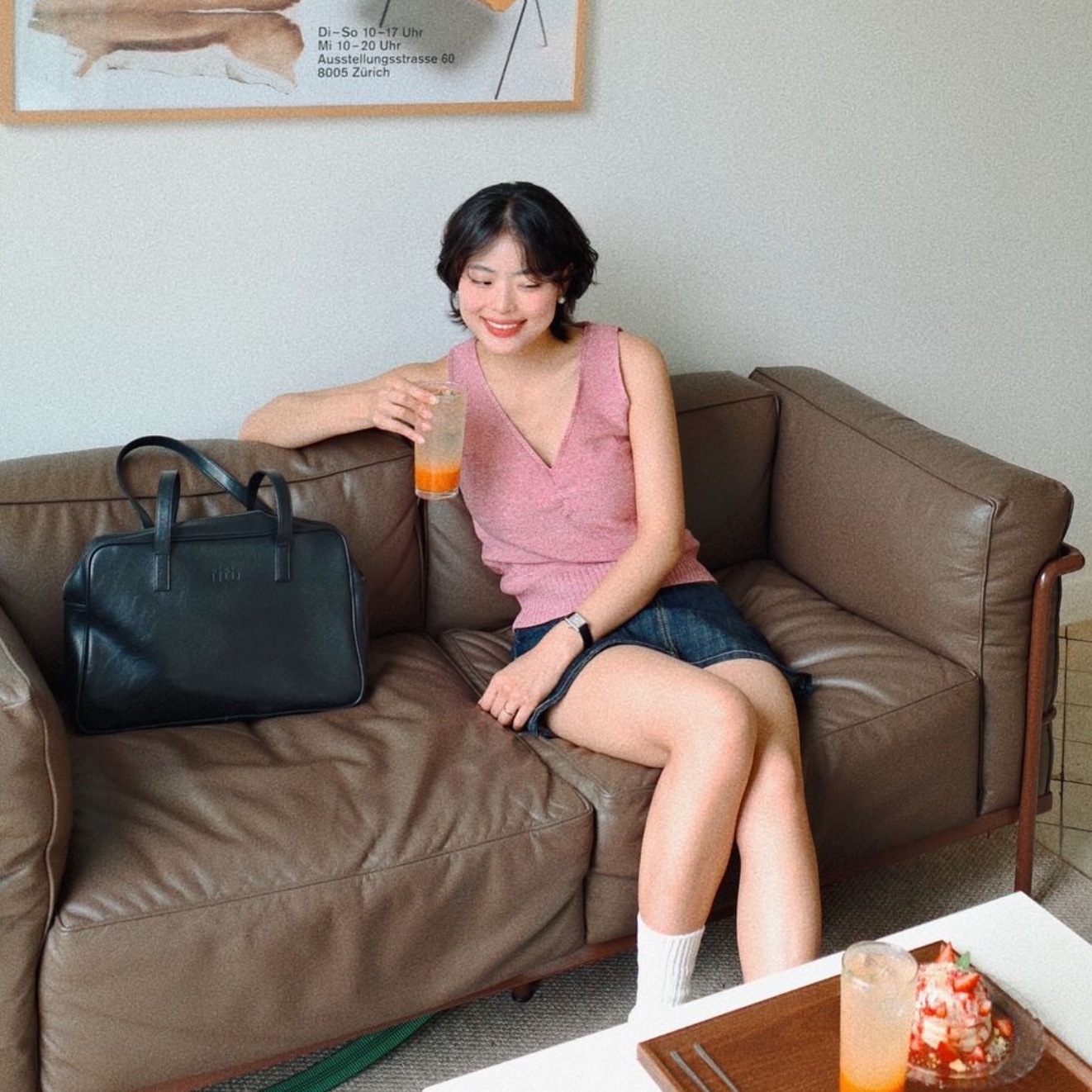 Fillintheblank Trapezoid Shoulder Bag Black, Fillintheblank Trapezoid Shoulder Bag Camel 착용 스타일