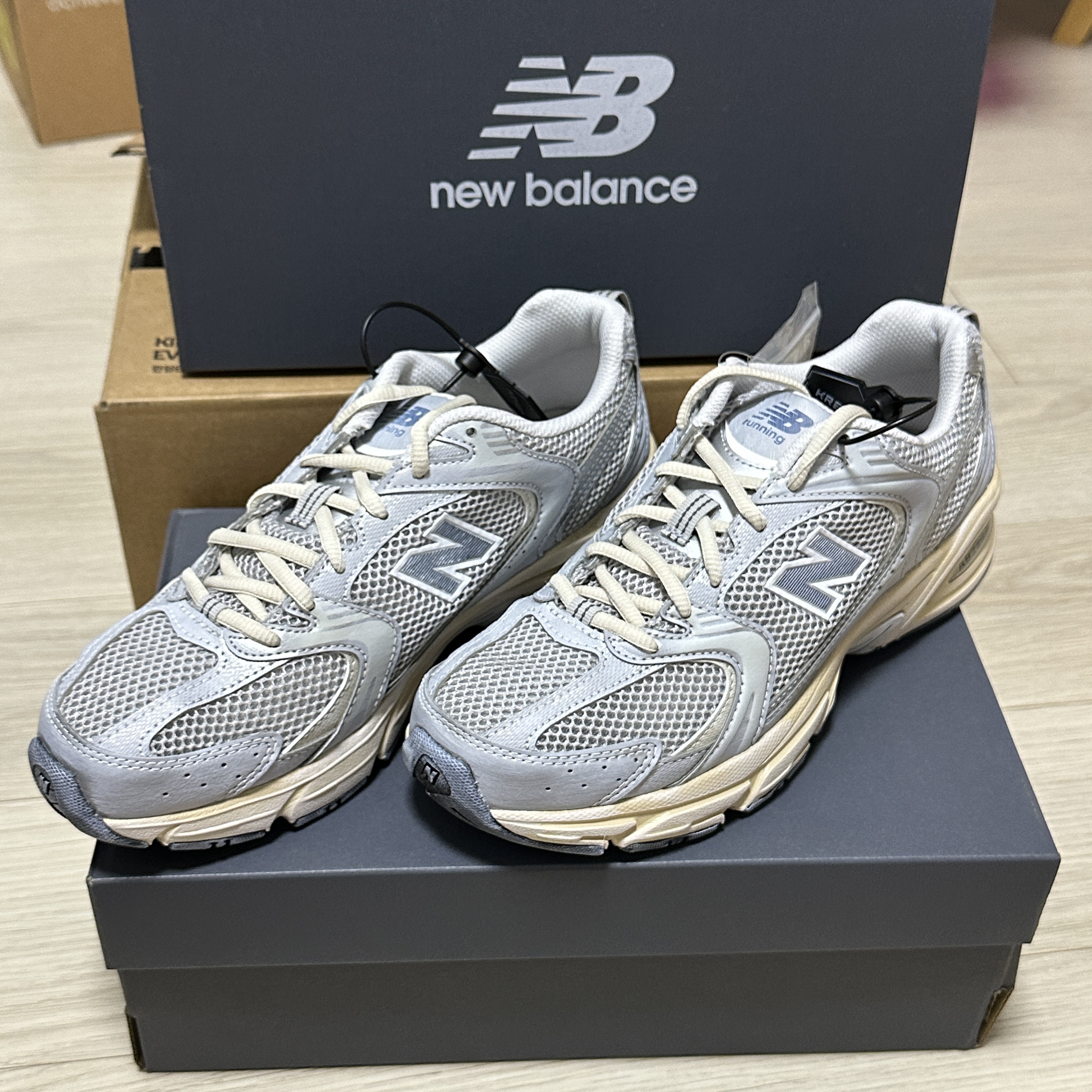 New Balance 530 Vintage Metallic Silver 착용 스타일 - 1