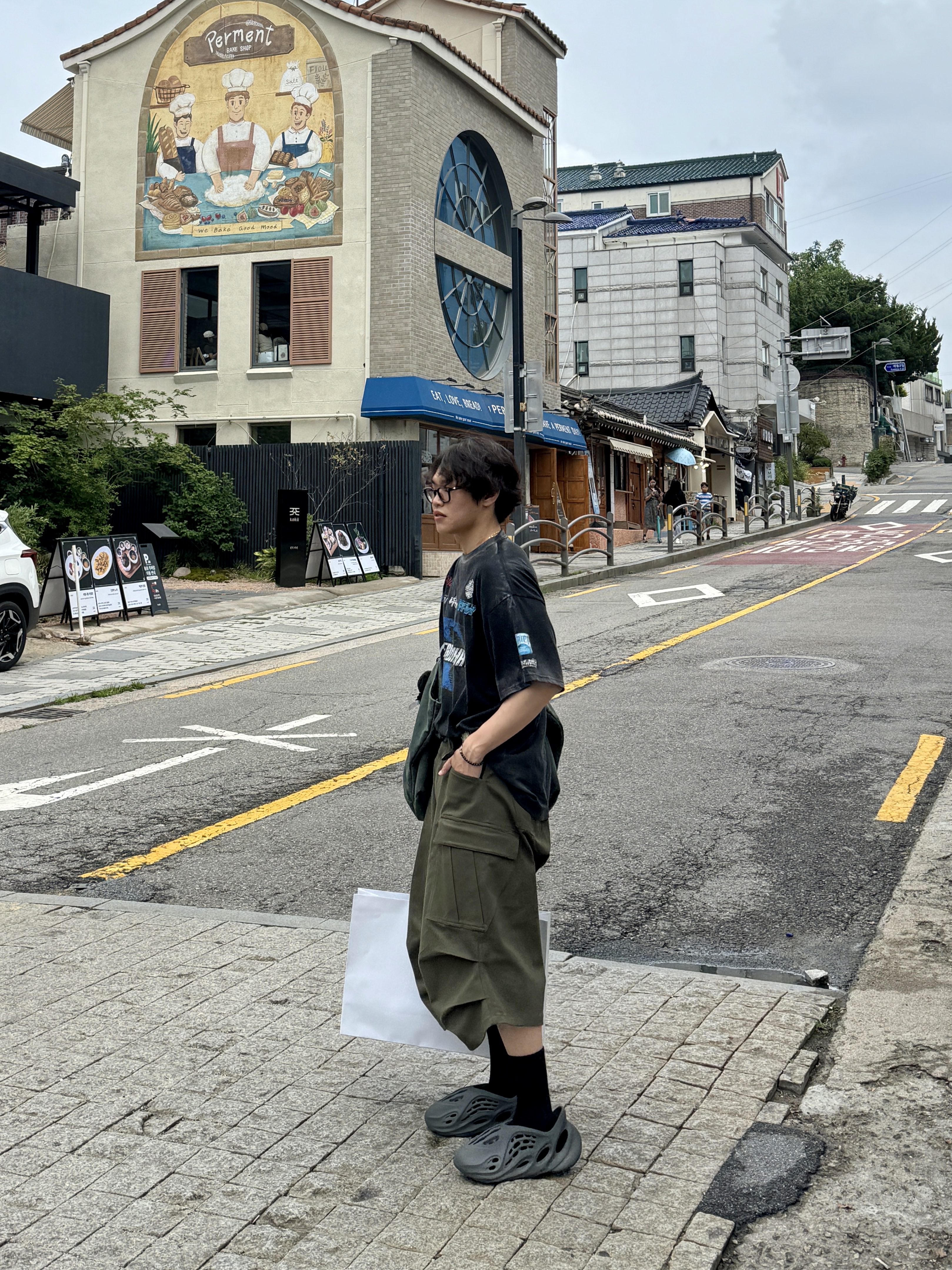 Farfromwhat Far Washed Sponsor Logo T-Shirt Black, Adidas Yeezy Foam RNNR Carbon 착용 스타일 - 2