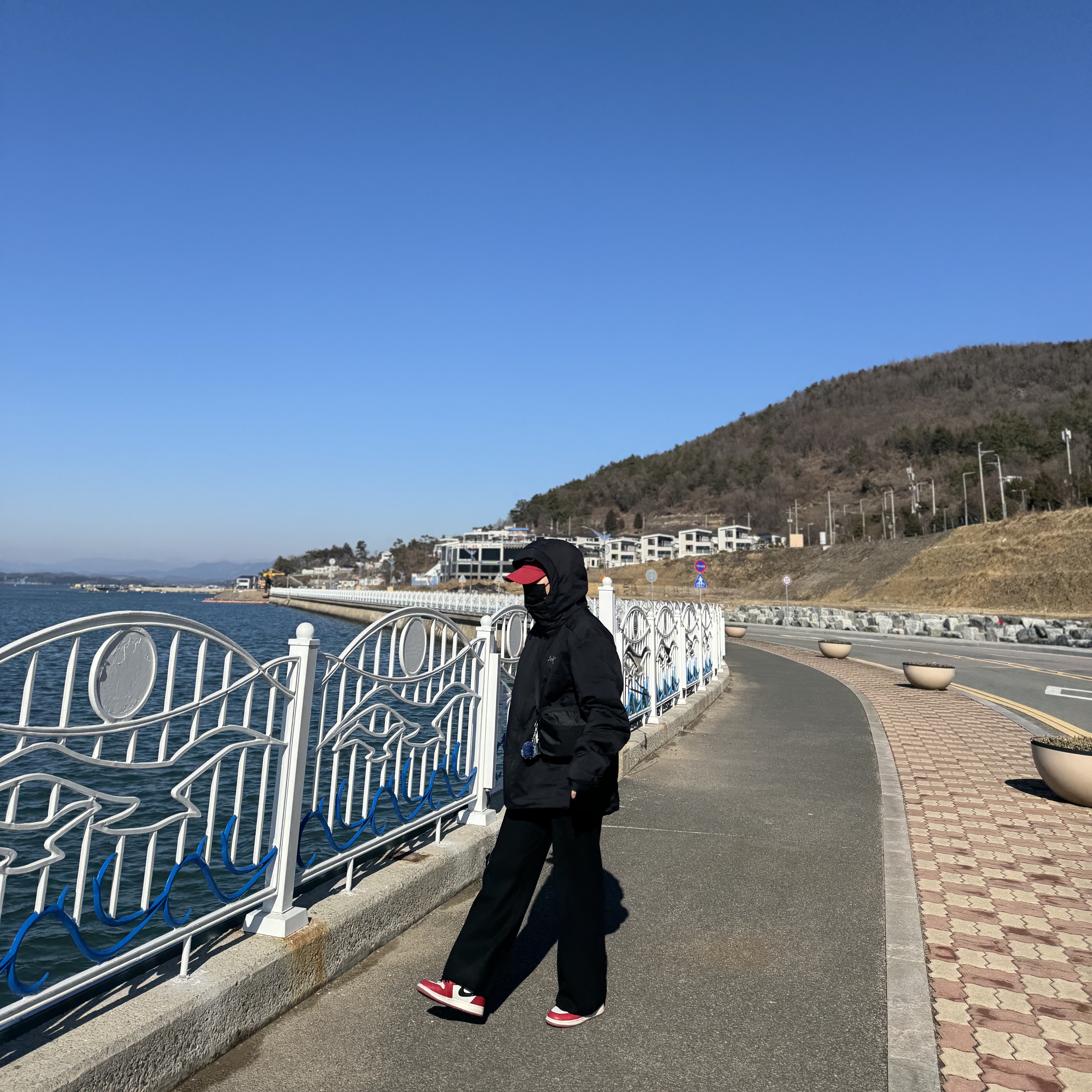 Arc'teryx Atom Heavyweight Hoody Black, Arc'teryx Heliad 6 Crossbody Bag Black 착용 스타일