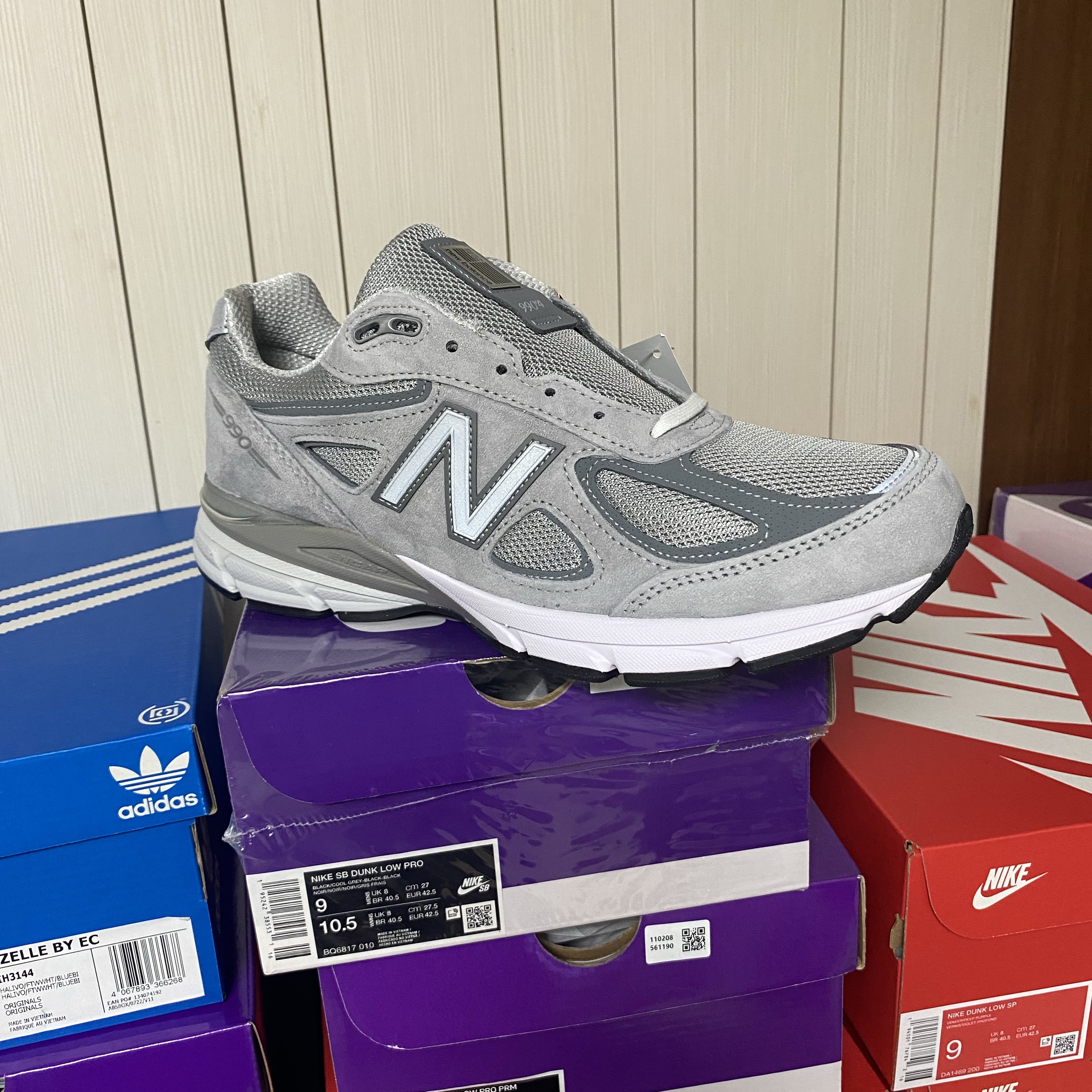 New Balance 990v4 Made in USA Grey Silver 착용 스타일 - 1