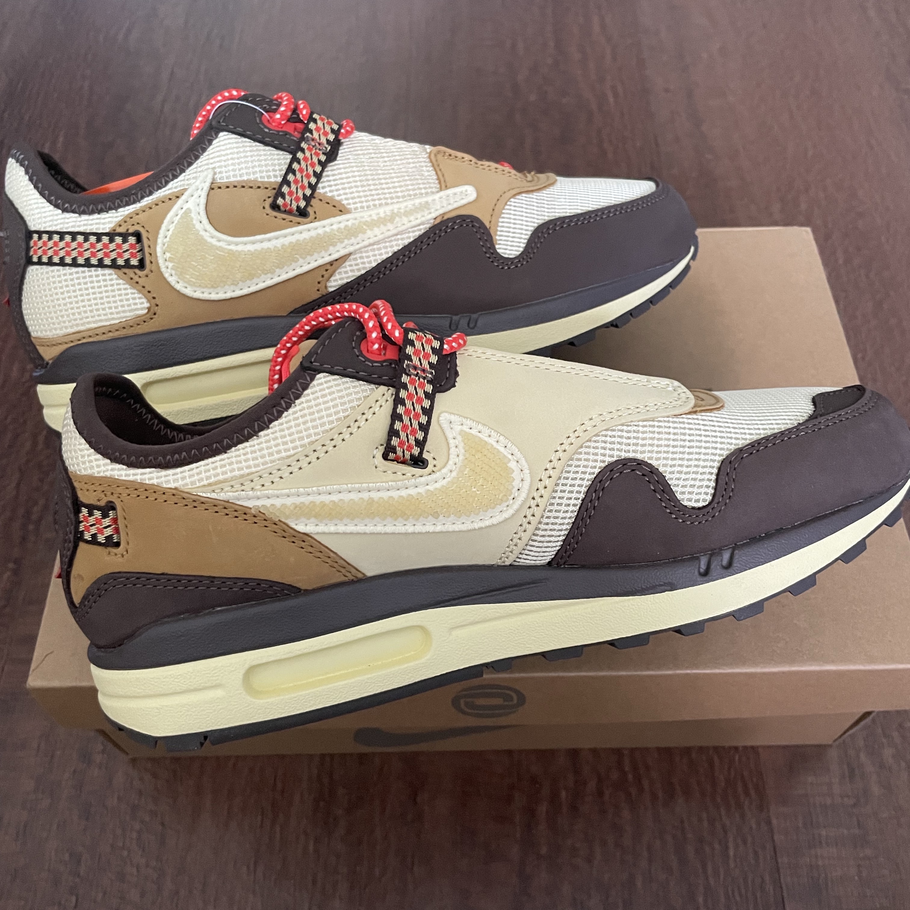 Nike x Travis Scott Air Max 1 Cact.us Brown 착용 스타일