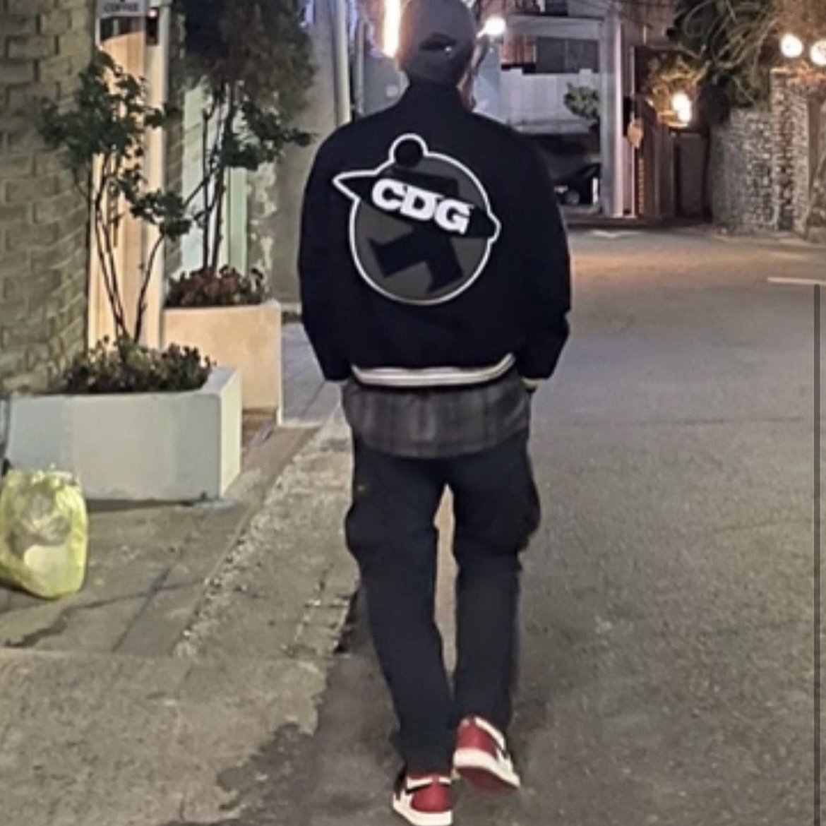 Stussy x CDG Varsity Jacket, Jordan 1 Retro High OG Chicago 2022 착용 스타일