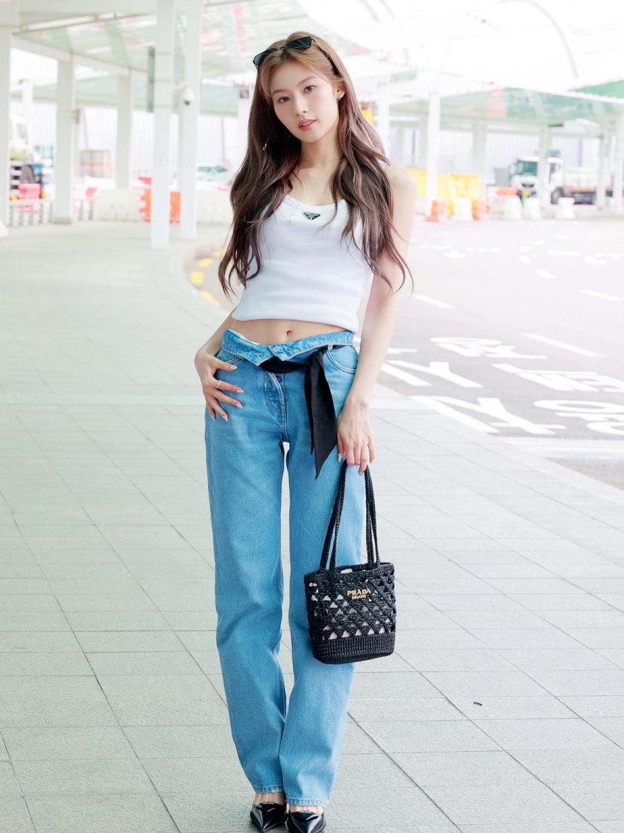 (W) Prada Ribbed Knit Jersey Tank Top White, Prada Woven Crochet Tote Bag Black 착용 스타일 - 1