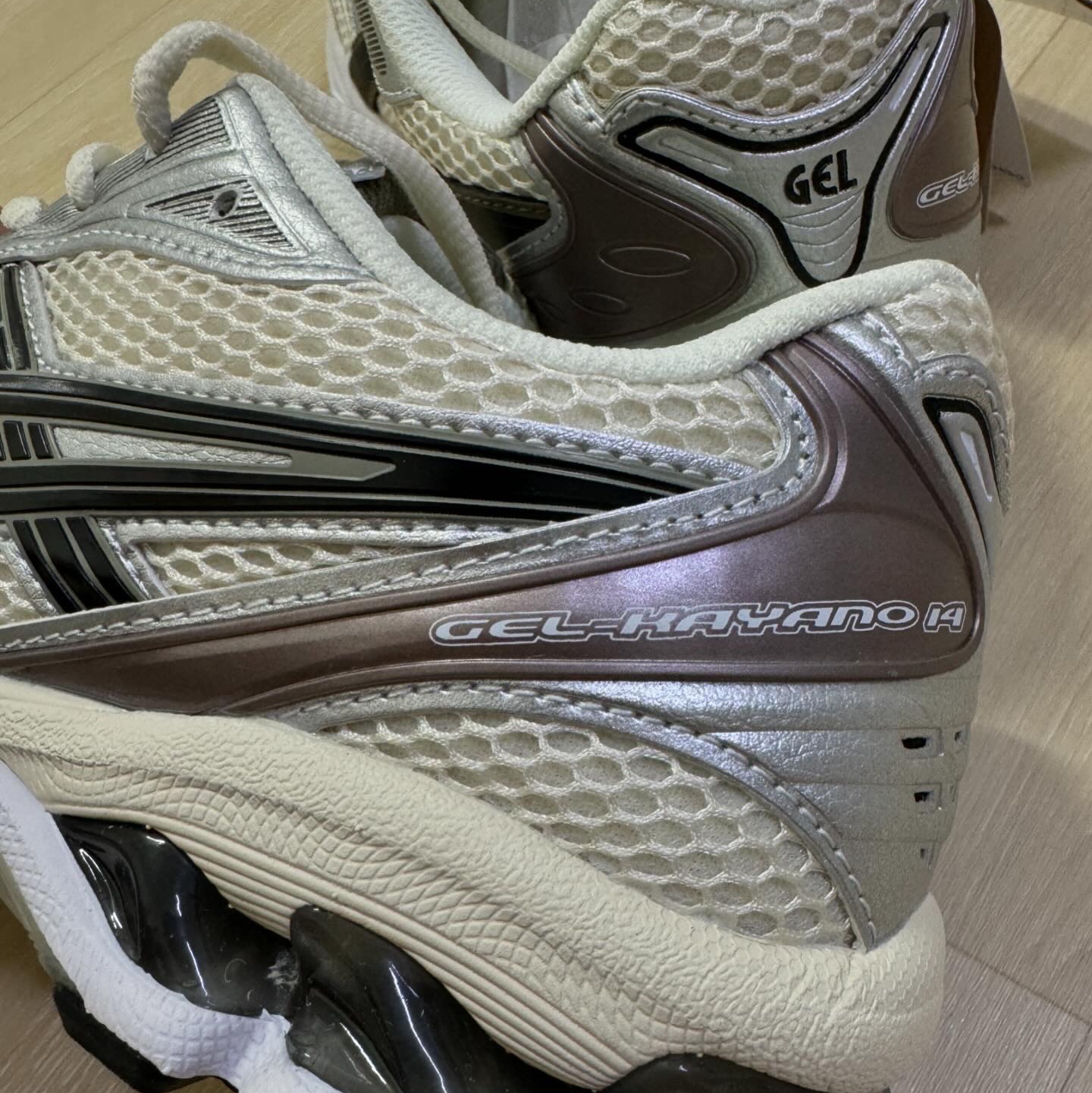 Asics Gel-Kayano 14 Cream Black 착용 스타일 - 6