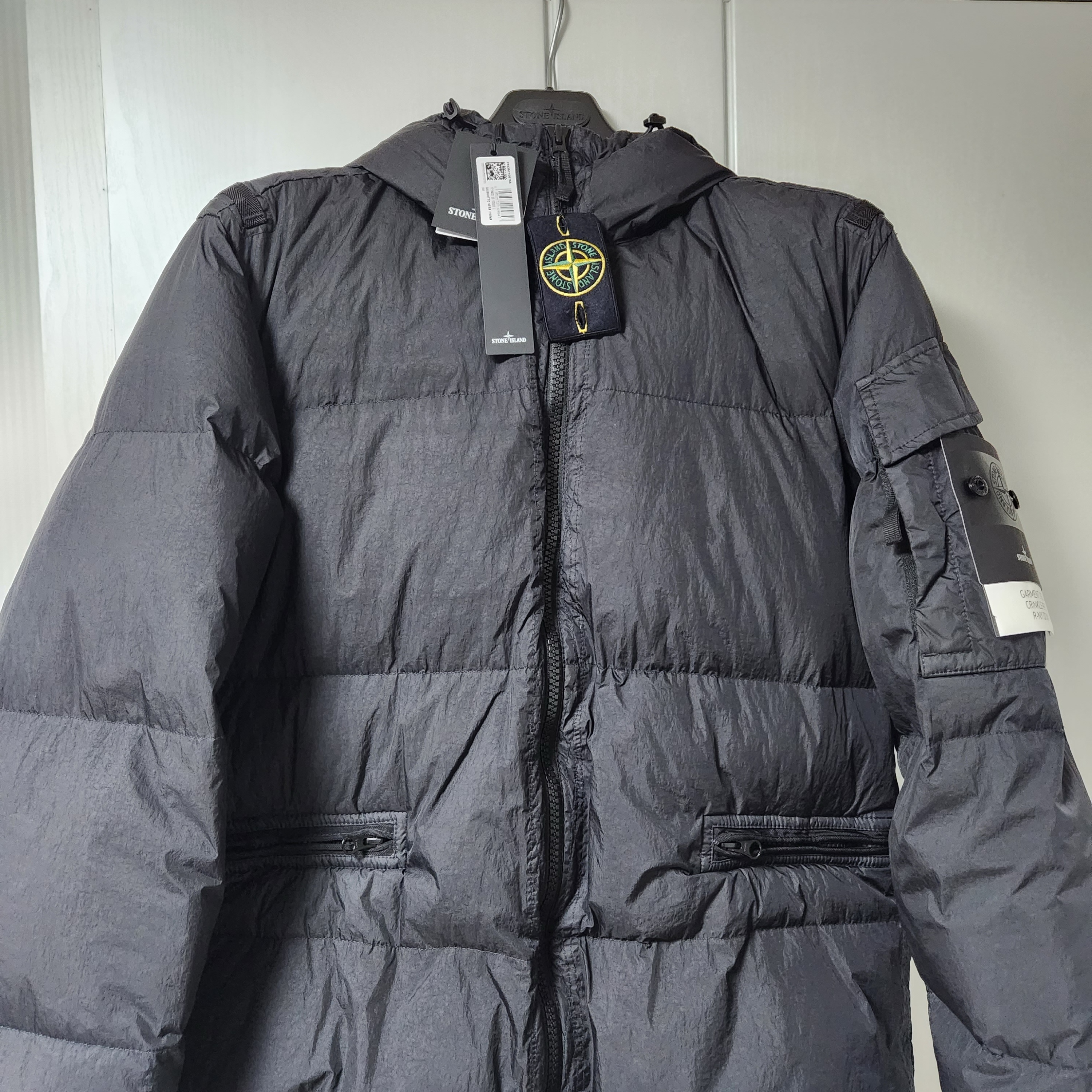 Stone Island 40223 Garment Dyed Crinkle Reps Down Jacket Black - 22FW 착용 스타일