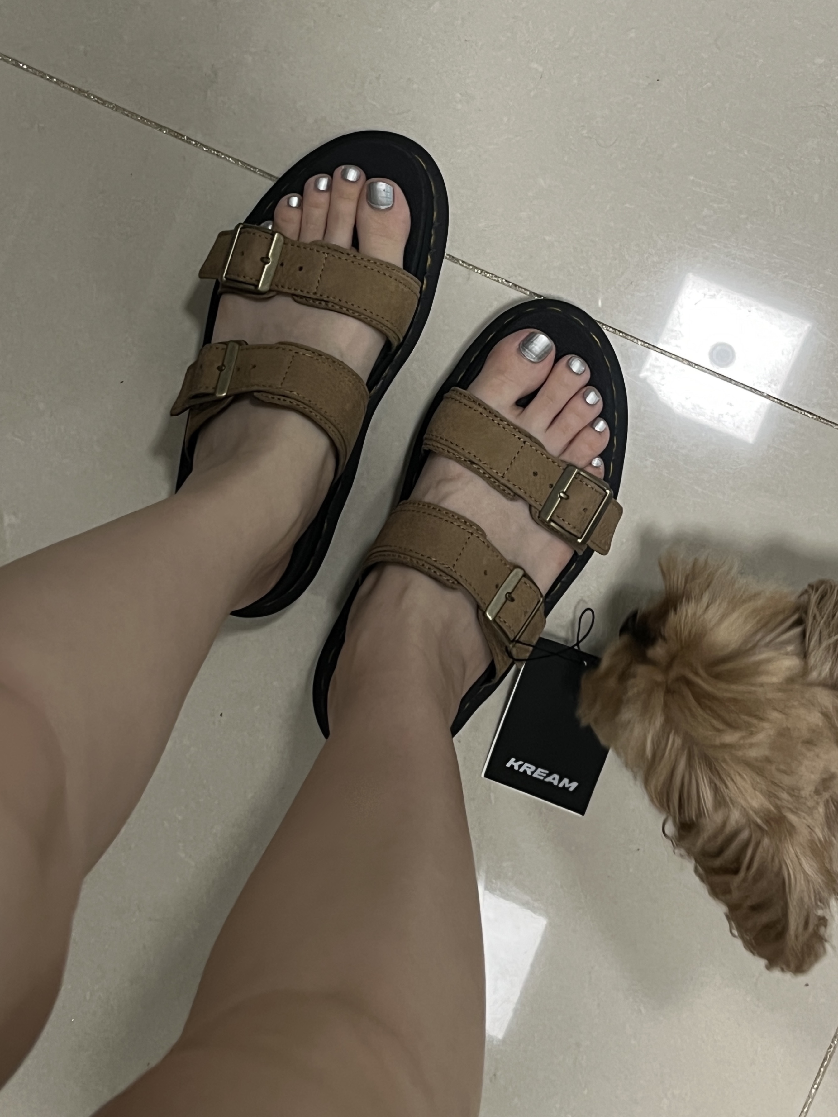 Dr. Martens Women Myles Nubuck Double Strap Platform Sandals Savannah Tan 착용 스타일 - 2