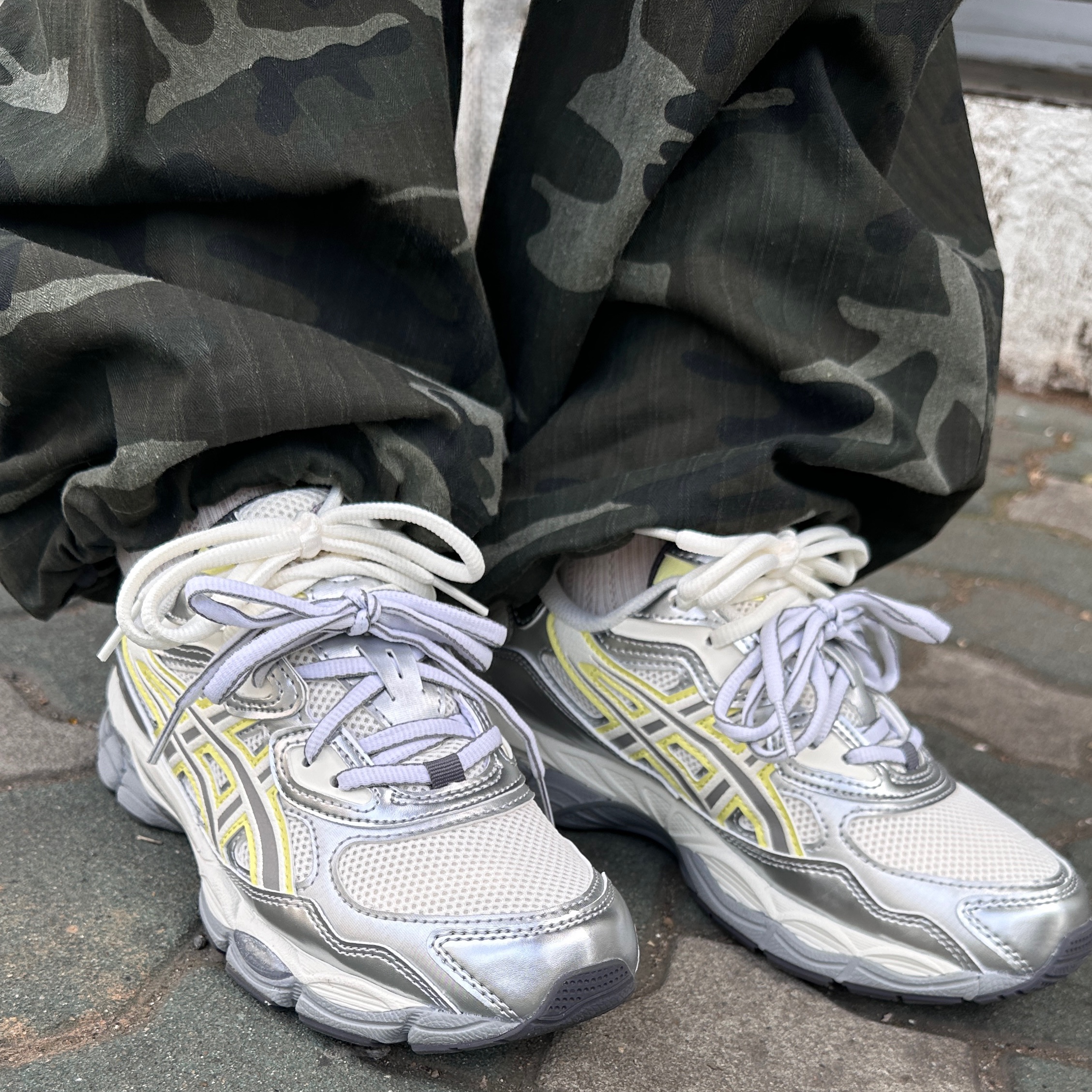 (W) Asics x Emmi Gel-NYC White Huddle Yellow 착용 스타일 - 1