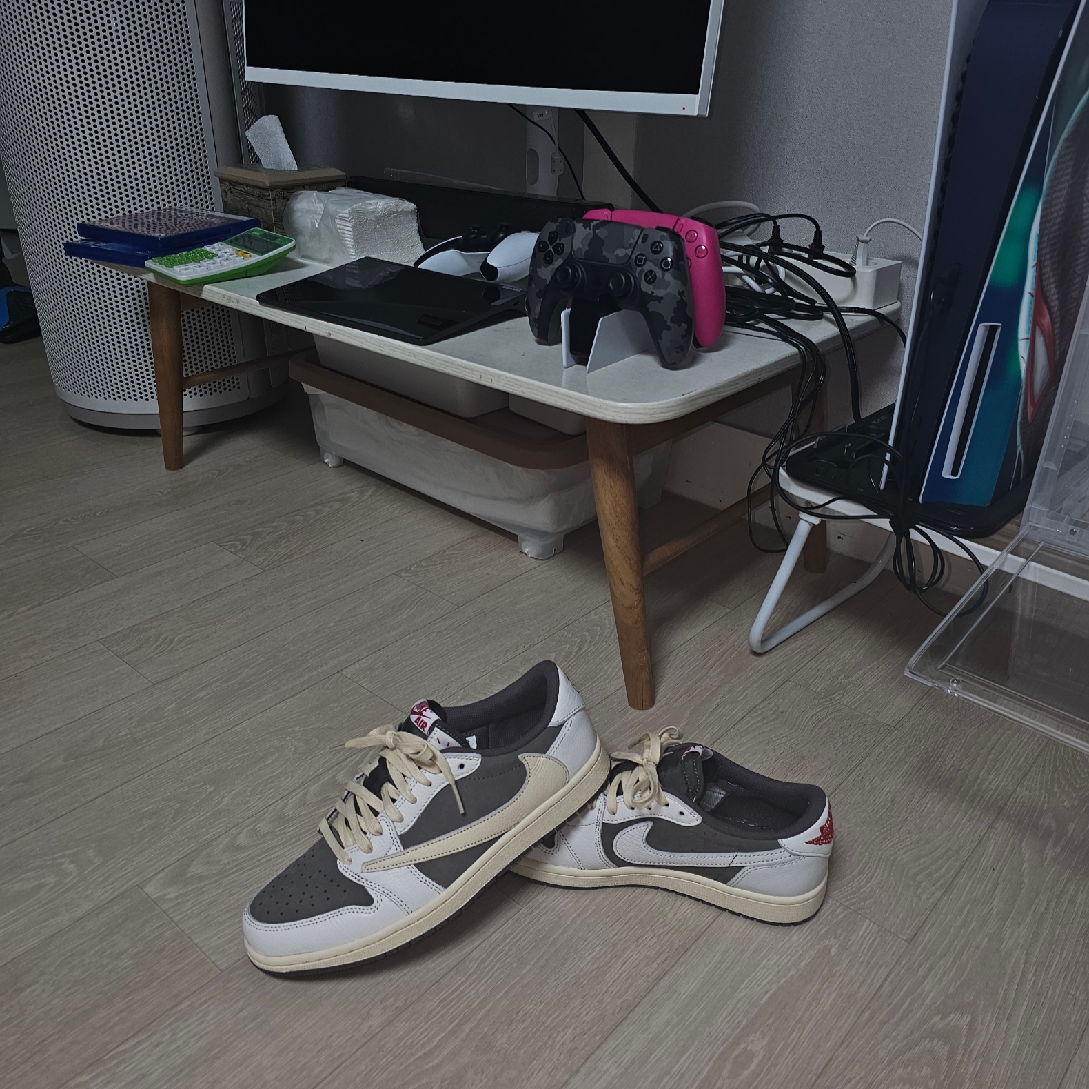 Jordan 1 x Travis Scott Retro Low OG SP Sail and Ridgerock 착용 스타일