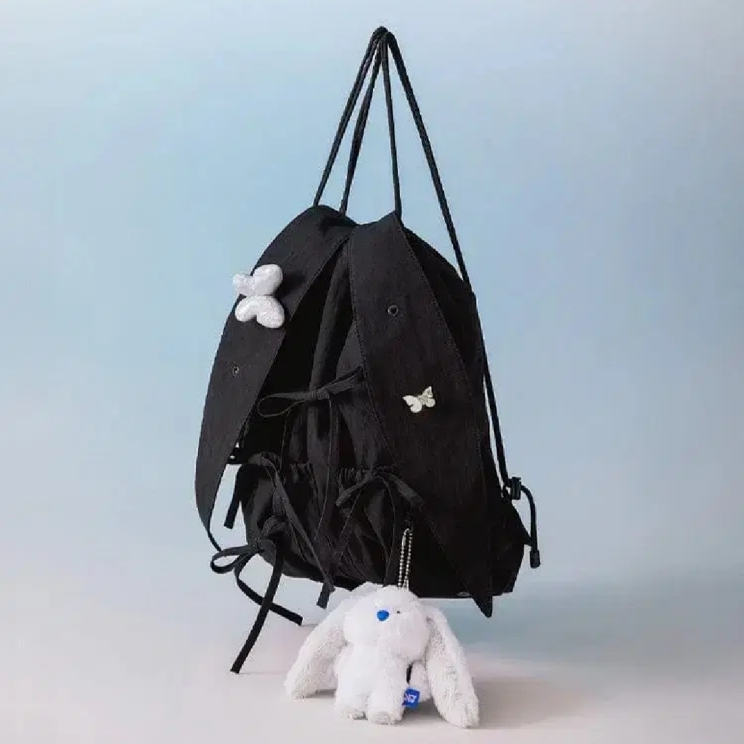NewJeans x Coller Rabbit String Bag Shade Black 착용 스타일