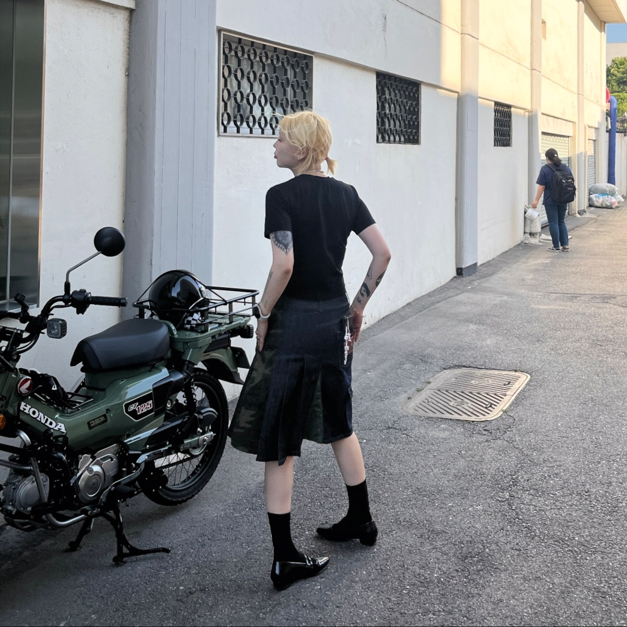 [KREAM 단독] ADSB Andersson Bell Women Marta Half Pleats Cargo Skirts Indigo 착용 스타일 - 2