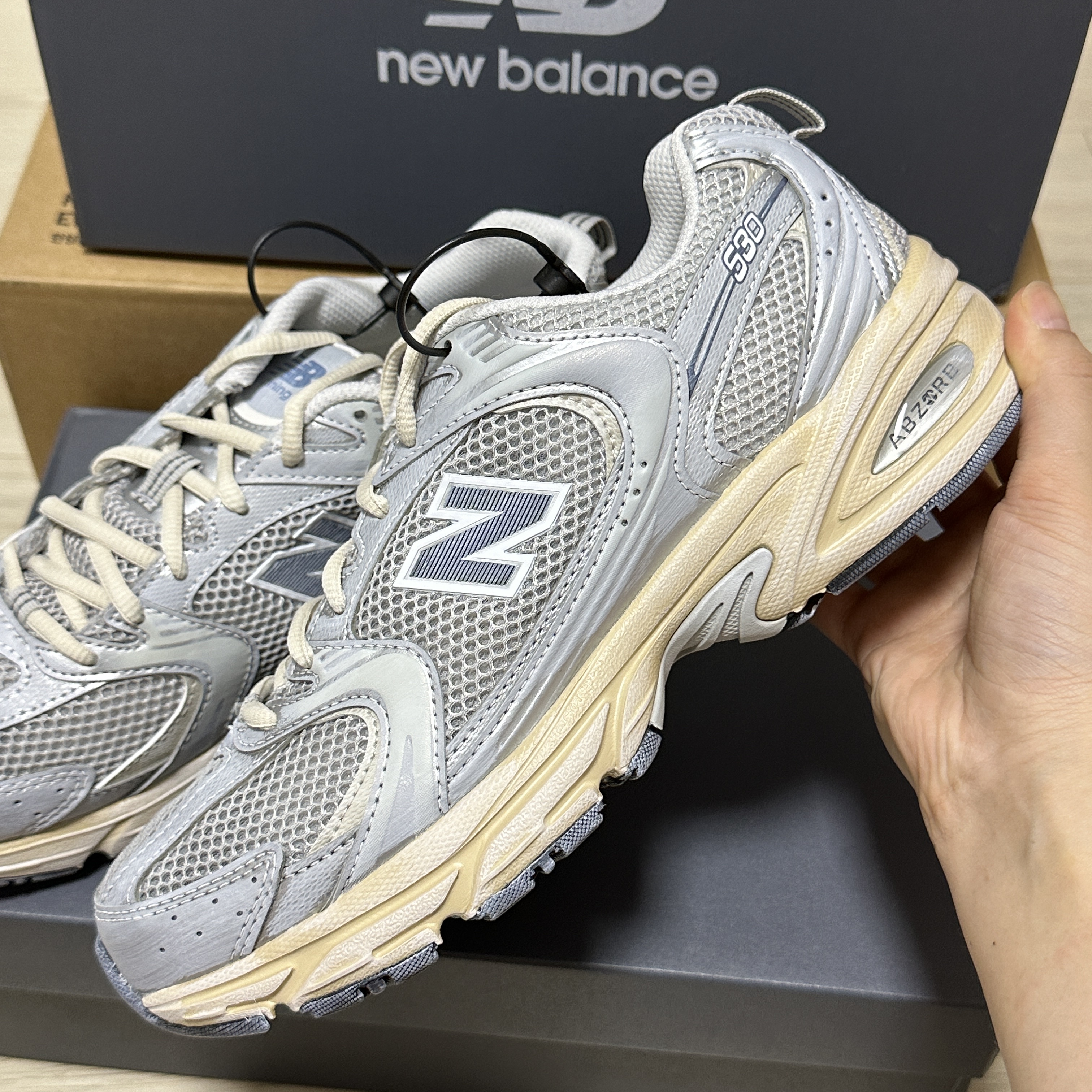 New Balance 530 Vintage Metallic Silver 착용 스타일 - 2