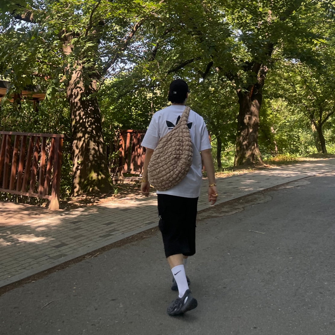 COS Quilted Oversized Shoulder Bag Beige, Adidas Yeezy Foam RNNR Onyx 착용 스타일