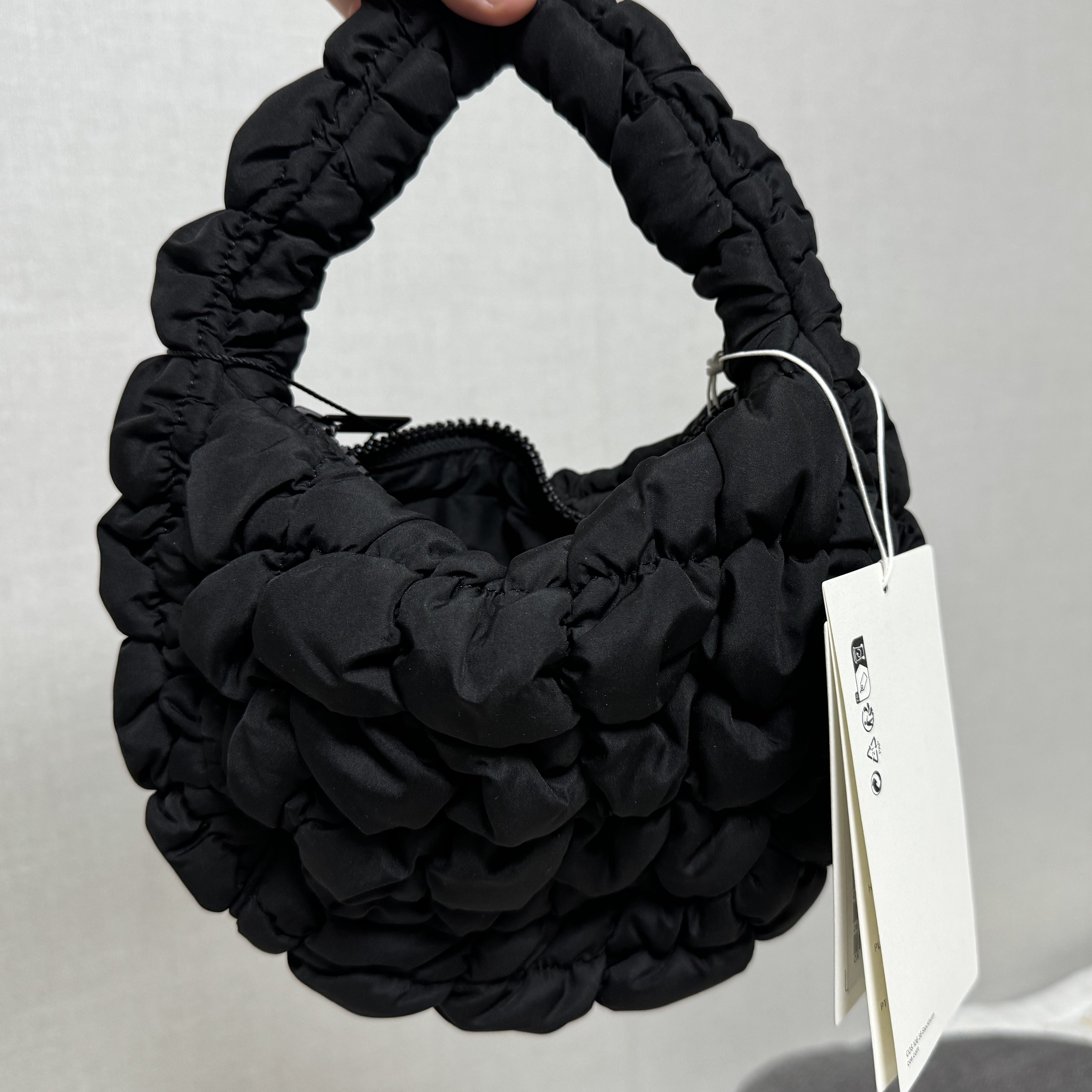 COS Quilted Micro Bag Black 착용 스타일