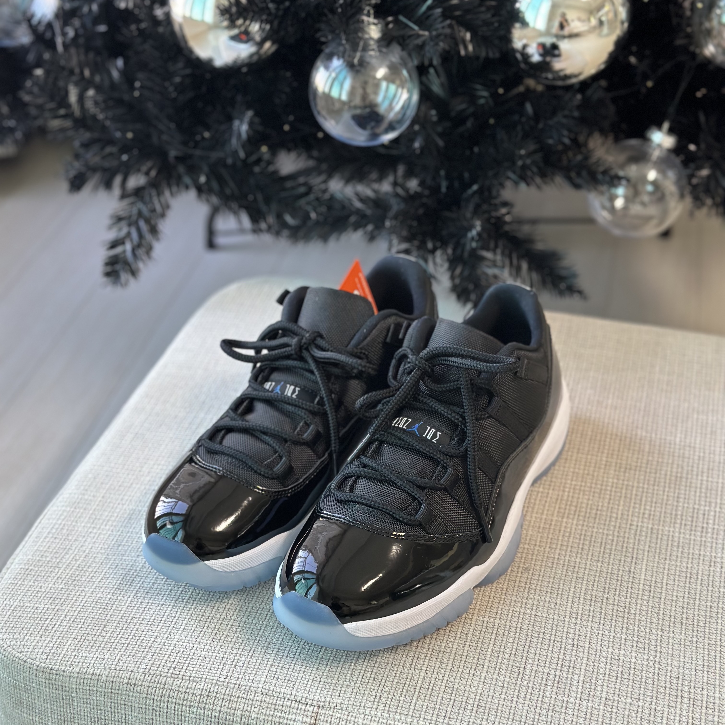 Jordan 11 Retro Low Black and Varsity Royal 착용 스타일 - 2