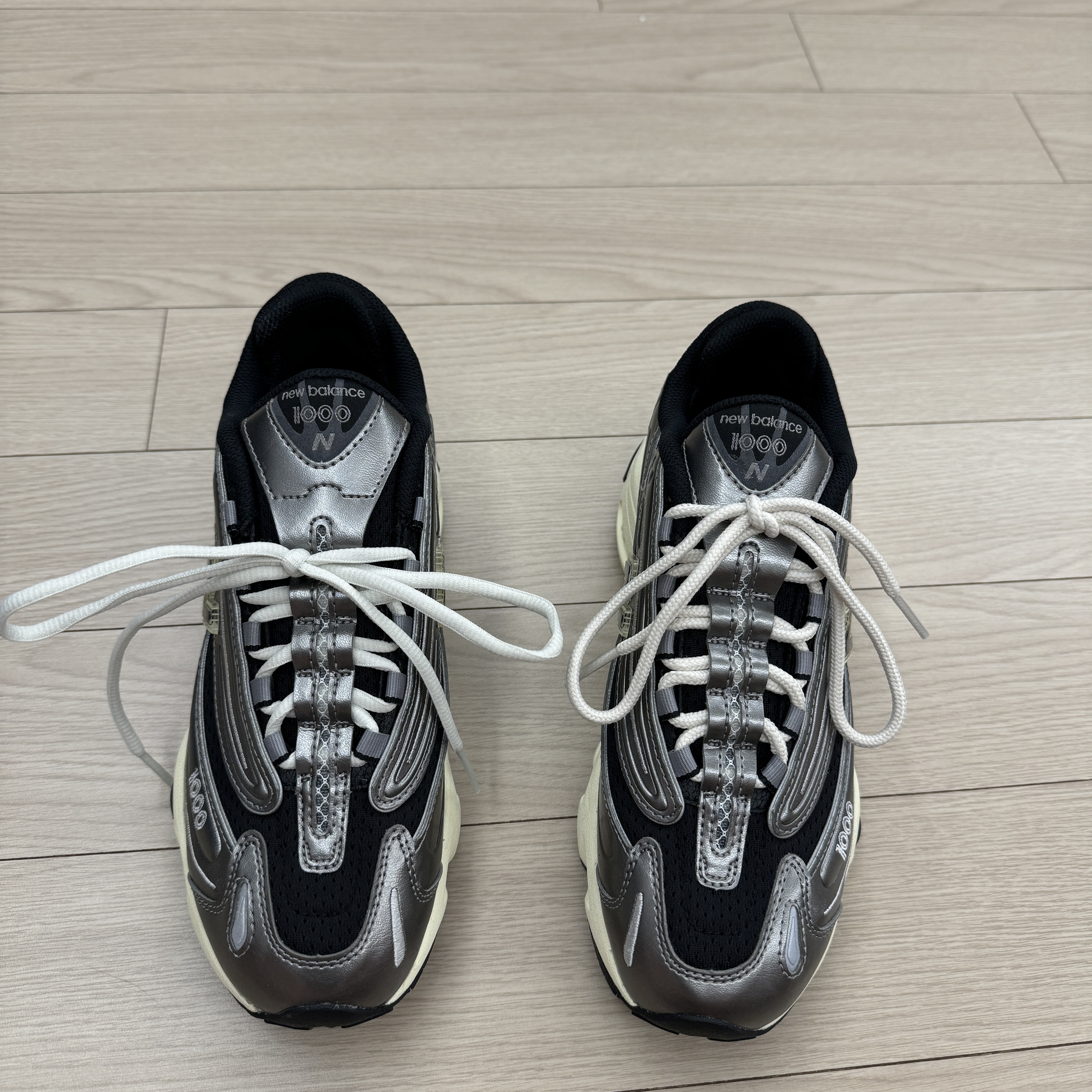 New Balance 1000 Silver Metallic Black 착용 스타일 - 1
