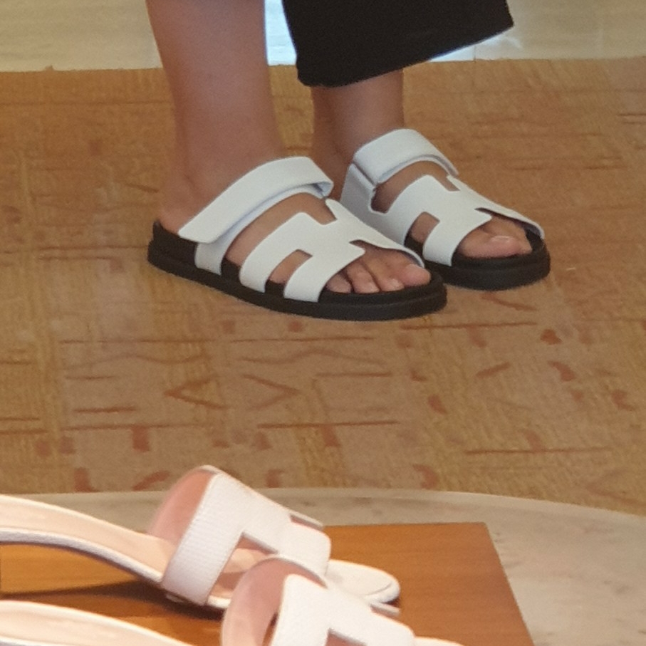 (W) Hermes Chypre Sandal Calfskin & Blanc 착용 스타일 - 2