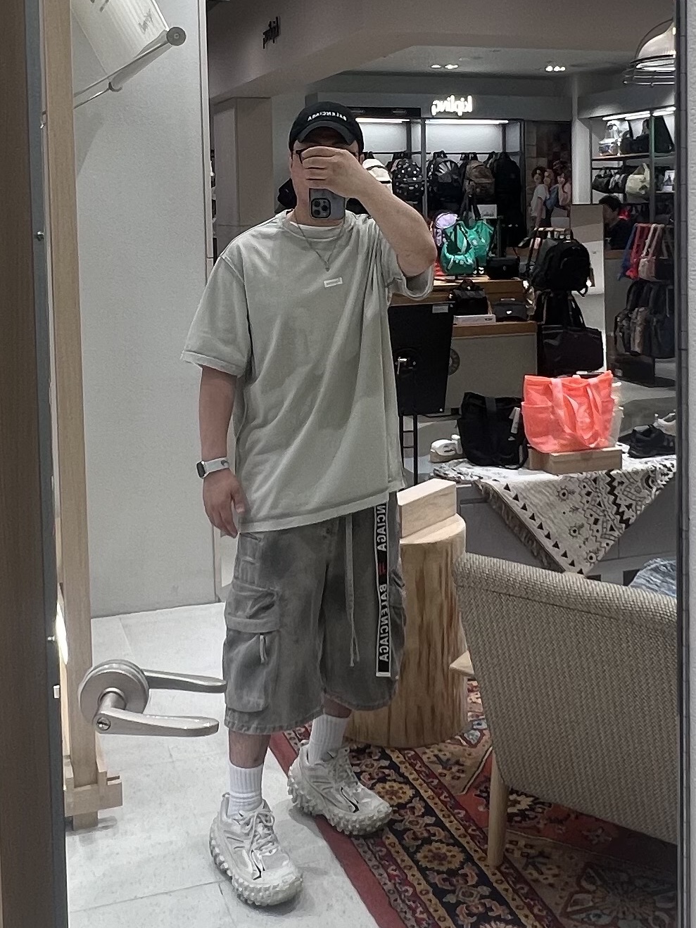 Supreme Overprint Small Box S/S Top Grey - 24SS, Balenciaga Defender Sneakers Light Beige 착용 스타일 - 2