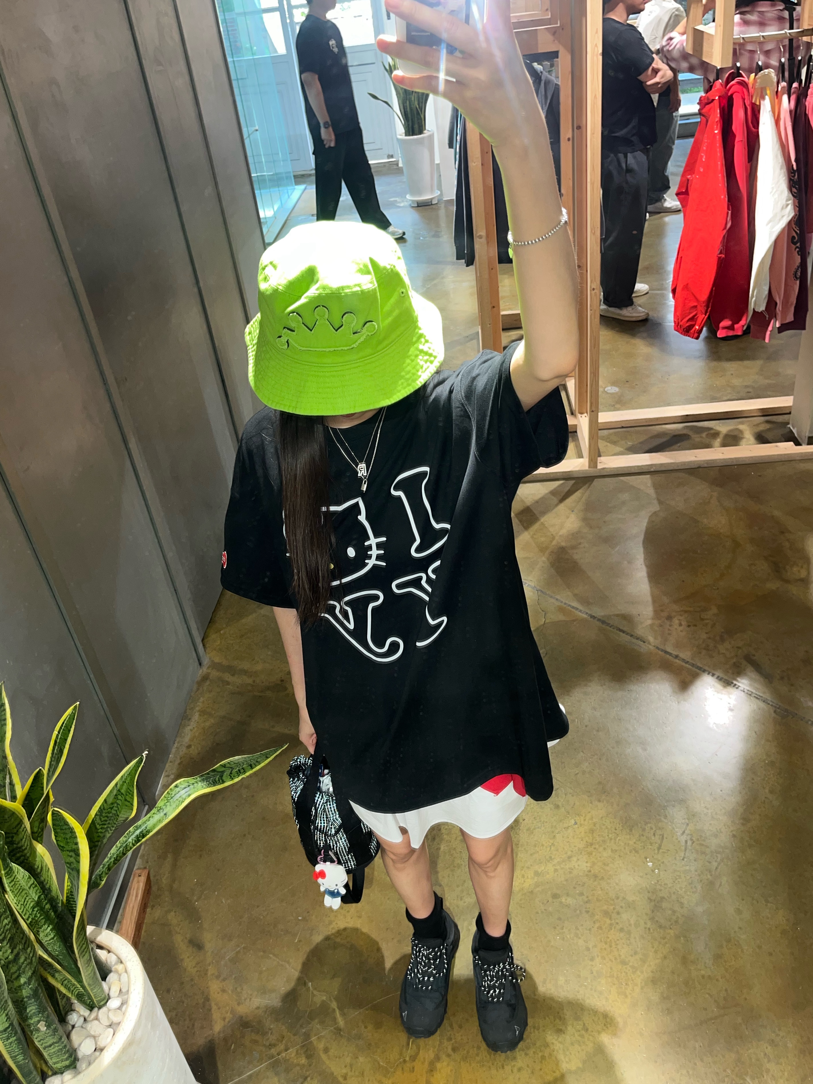 Stussy Crown Applique Bucket Hat Lime, Open Yy x Hello Kitty T-Shirt Black 착용 스타일