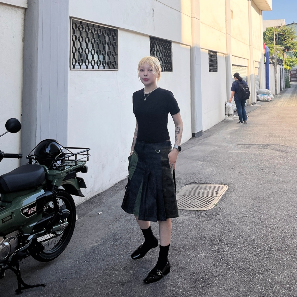[KREAM 단독] ADSB Andersson Bell Women Marta Half Pleats Cargo Skirts Indigo 착용 스타일 - 1