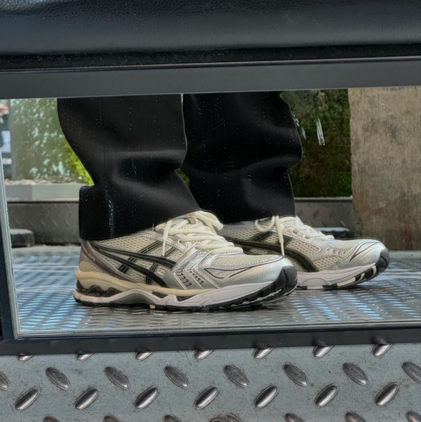 Asics Gel-Kayano 14 Cream Black 착용 스타일 - 4