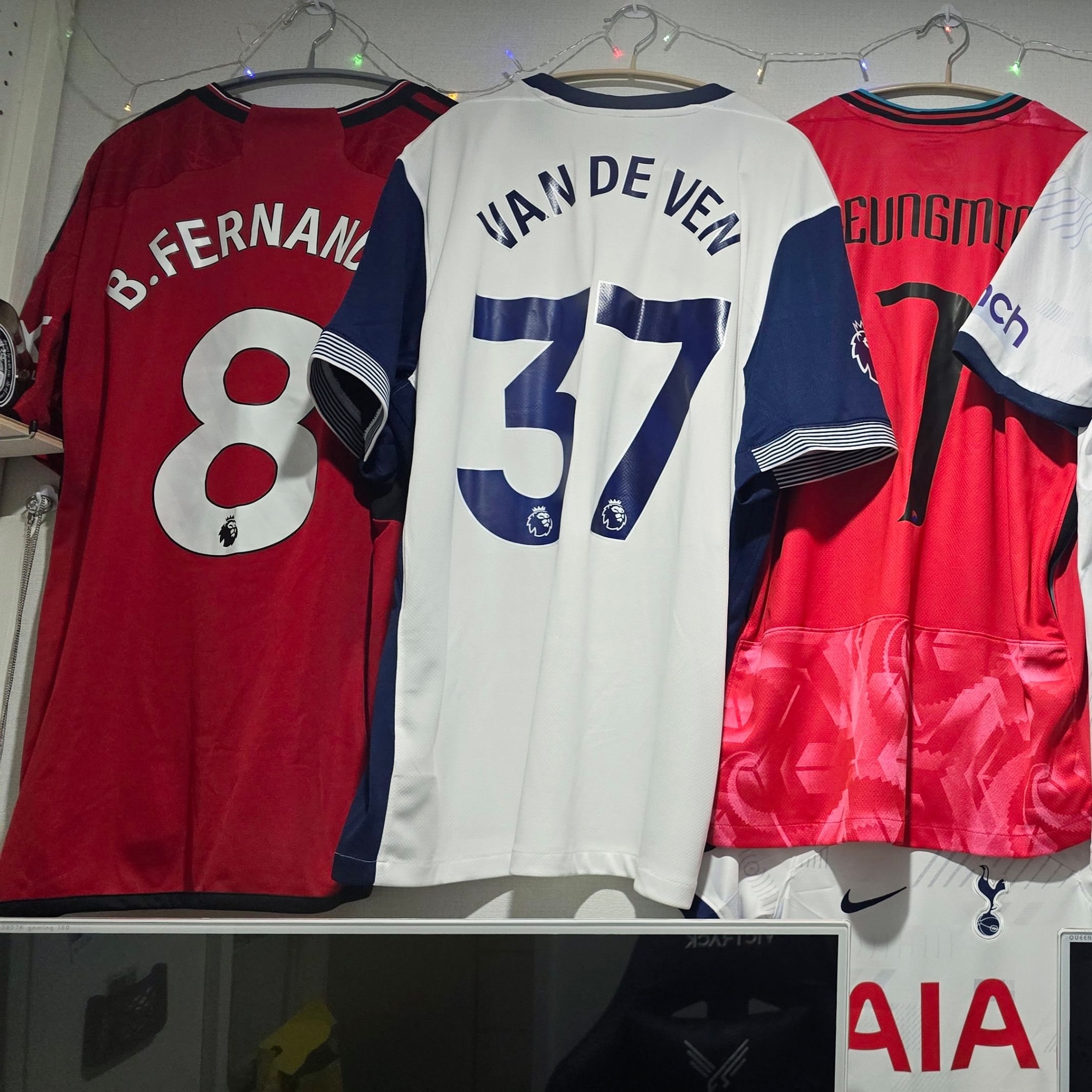 Adidas Manchester United 2023/24 Home Jersey Team Collegiate Red - KR Sizing (Non Marking Ver.), Nike Tottenham Hotspur 2024/25 Dri-Fit Stadium Home Jersey White (Non Marking Ver.) ์ฐฉ์ฉ ์คํ์ผ - 1