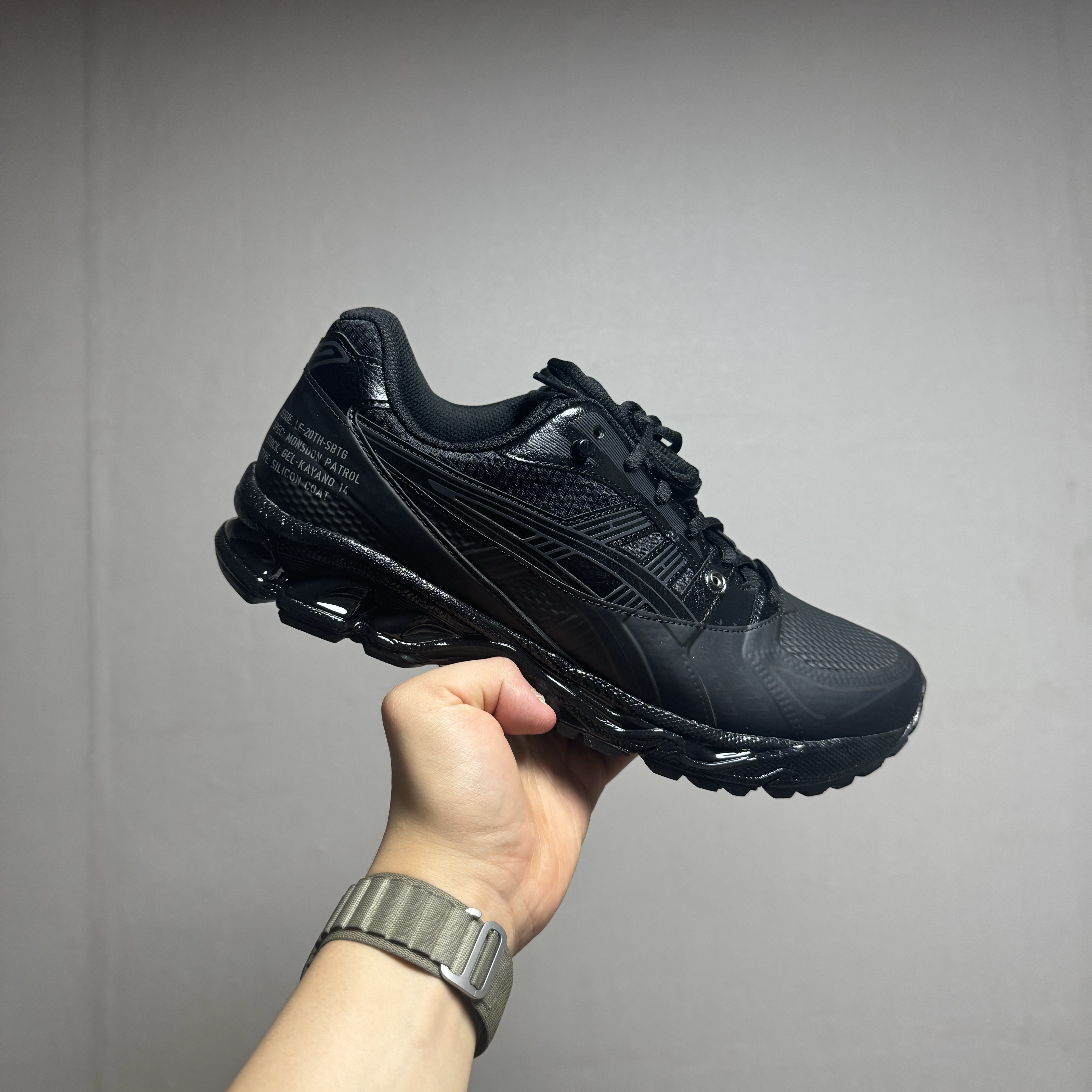 Asics x Limited Edt x SBTG Gel-Kayano 14 Monsoon Patrol Black 착용 스타일 - 2