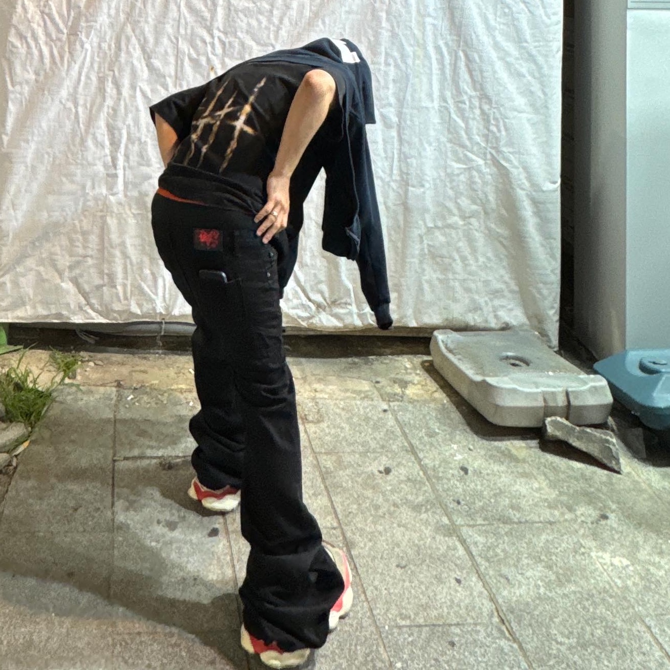 Balenciaga Cargo Sneakers Beige Grey Red 착용 스타일 - 1