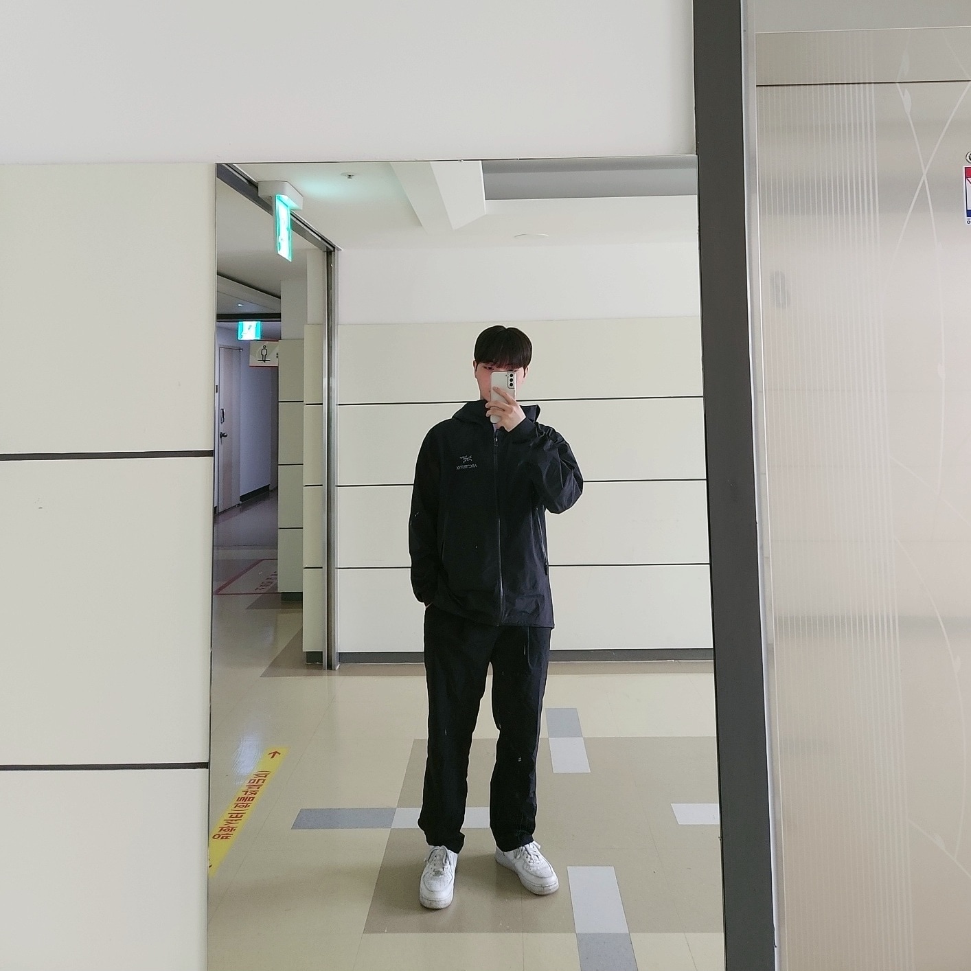 Nike x Supreme Air Force 1 Low White, Arc'teryx Zeta SL Jacket Black 착용 스타일