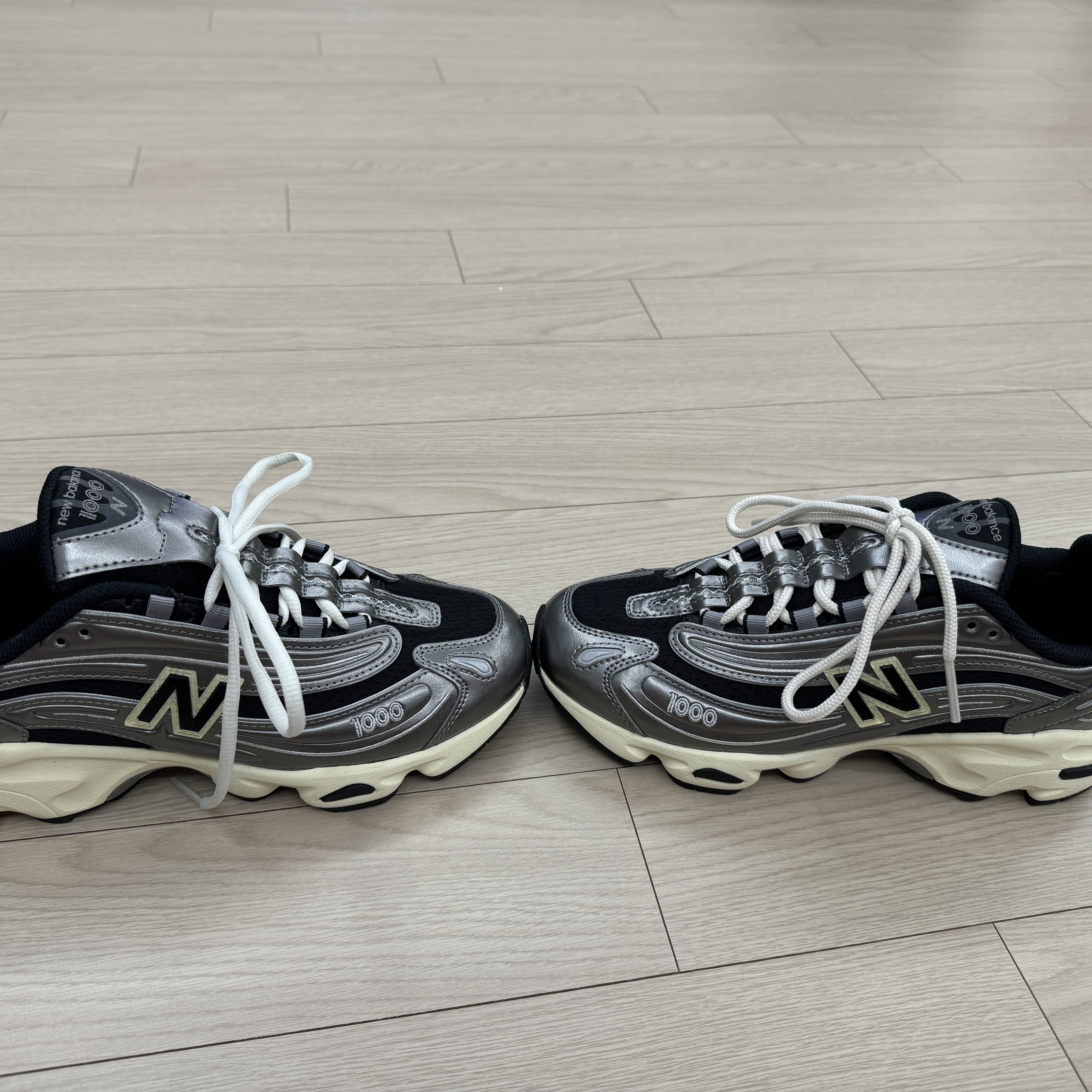 New Balance 1000 Silver Metallic Black 착용 스타일 - 2