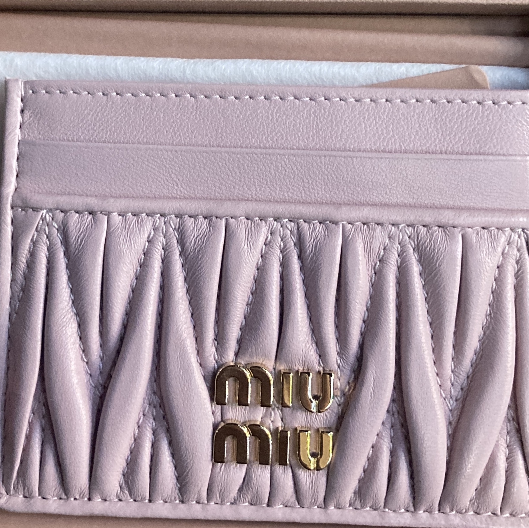 Miu Miu Matelasse Nappa Leather Card Holder Alabaster Pink 착용 스타일