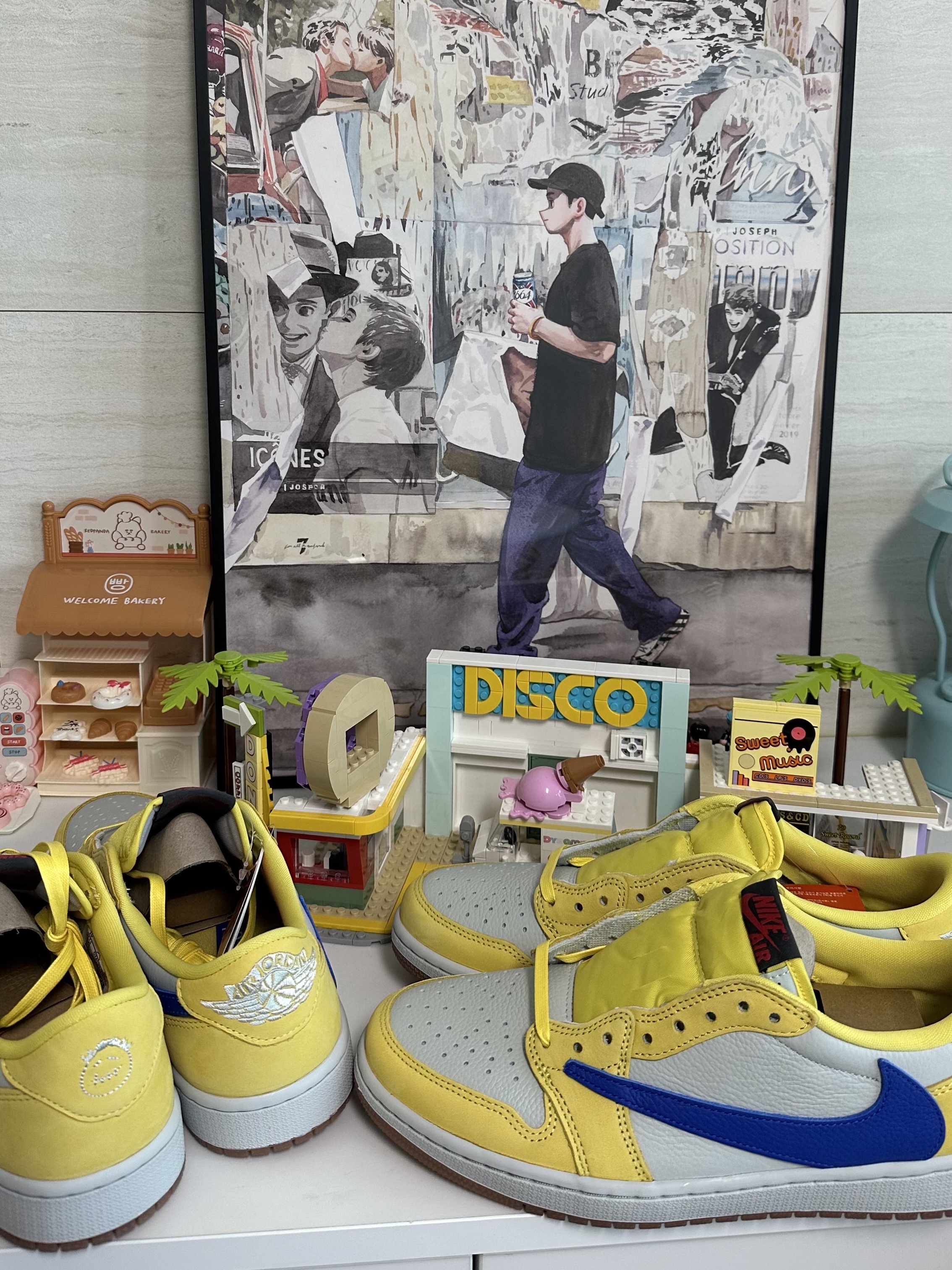 (W) Jordan 1 x Travis Scott Retro Low OG SP Canary, Jordan 11 Retro Low Black and Varsity Royal 착용 스타일 - 1