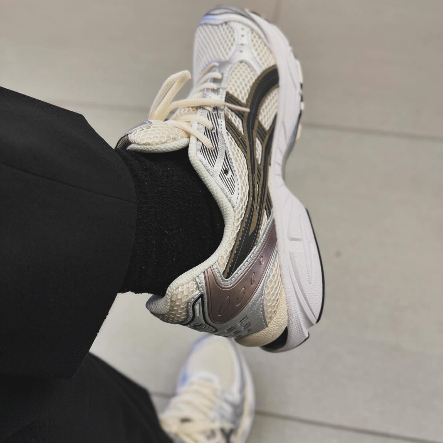 Asics Gel-Kayano 14 Cream Black 착용 스타일 - 3