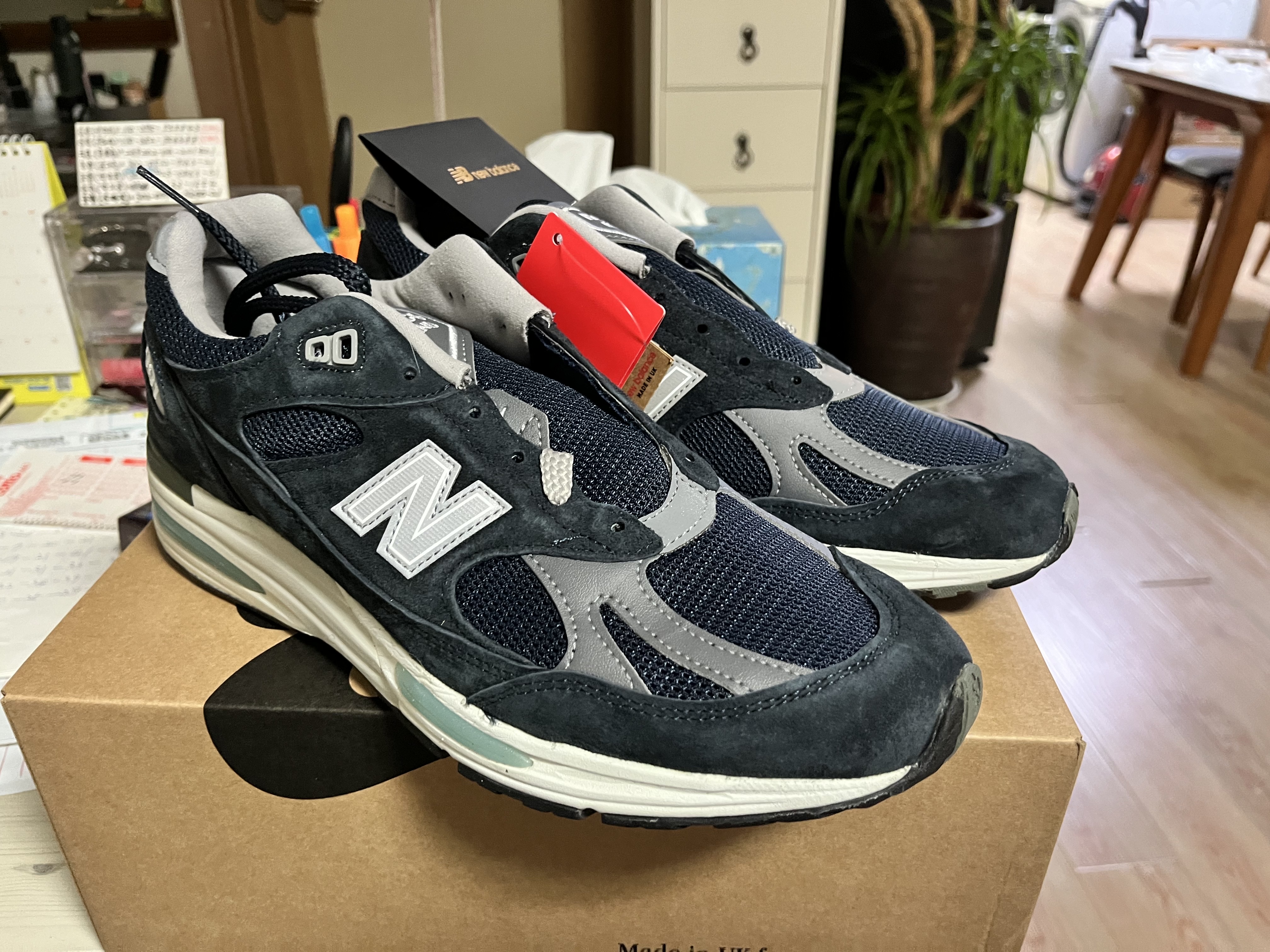 New Balance 991v2 Made in UK Dark Navy Smoked Pearl 착용 스타일 - 2