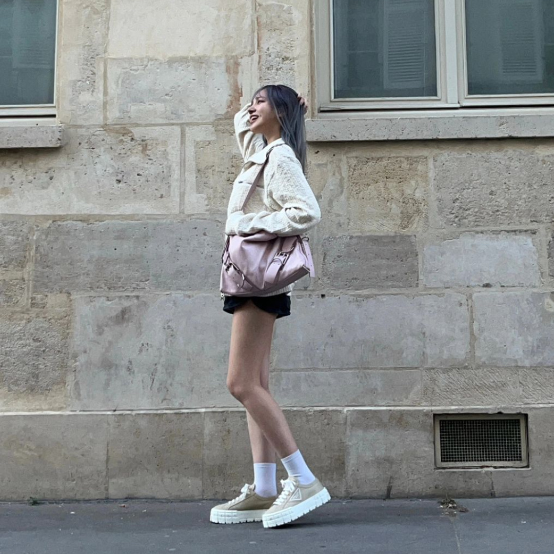(W) Prada Double Wheel Nylon Gabardine Sneakers Desert Beige 착용 스타일 - 3