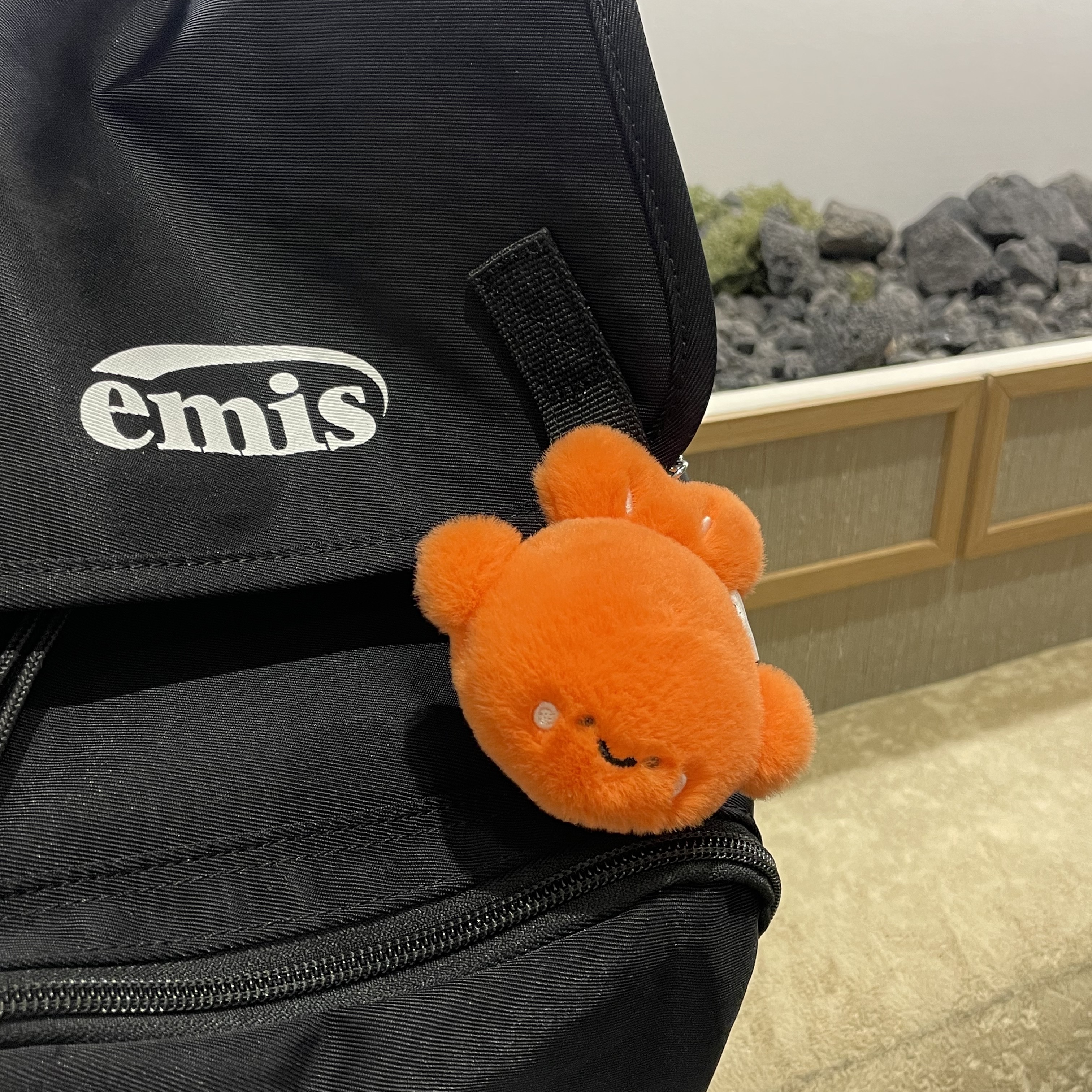 Emis Logo Mini Backpack Black 착용 스타일