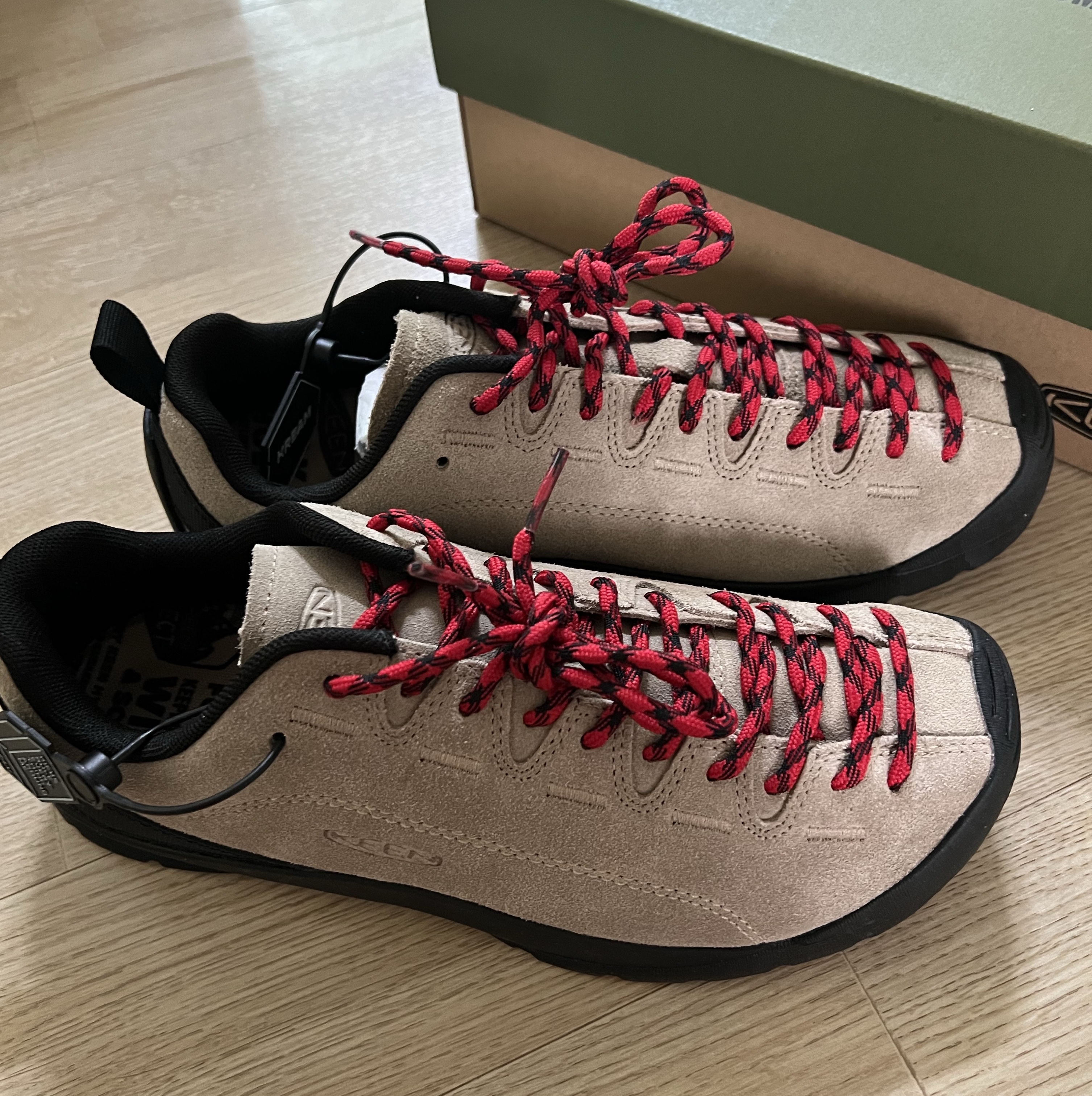 Keen Jasper Suede Sneakers Silver Mink 착용 스타일