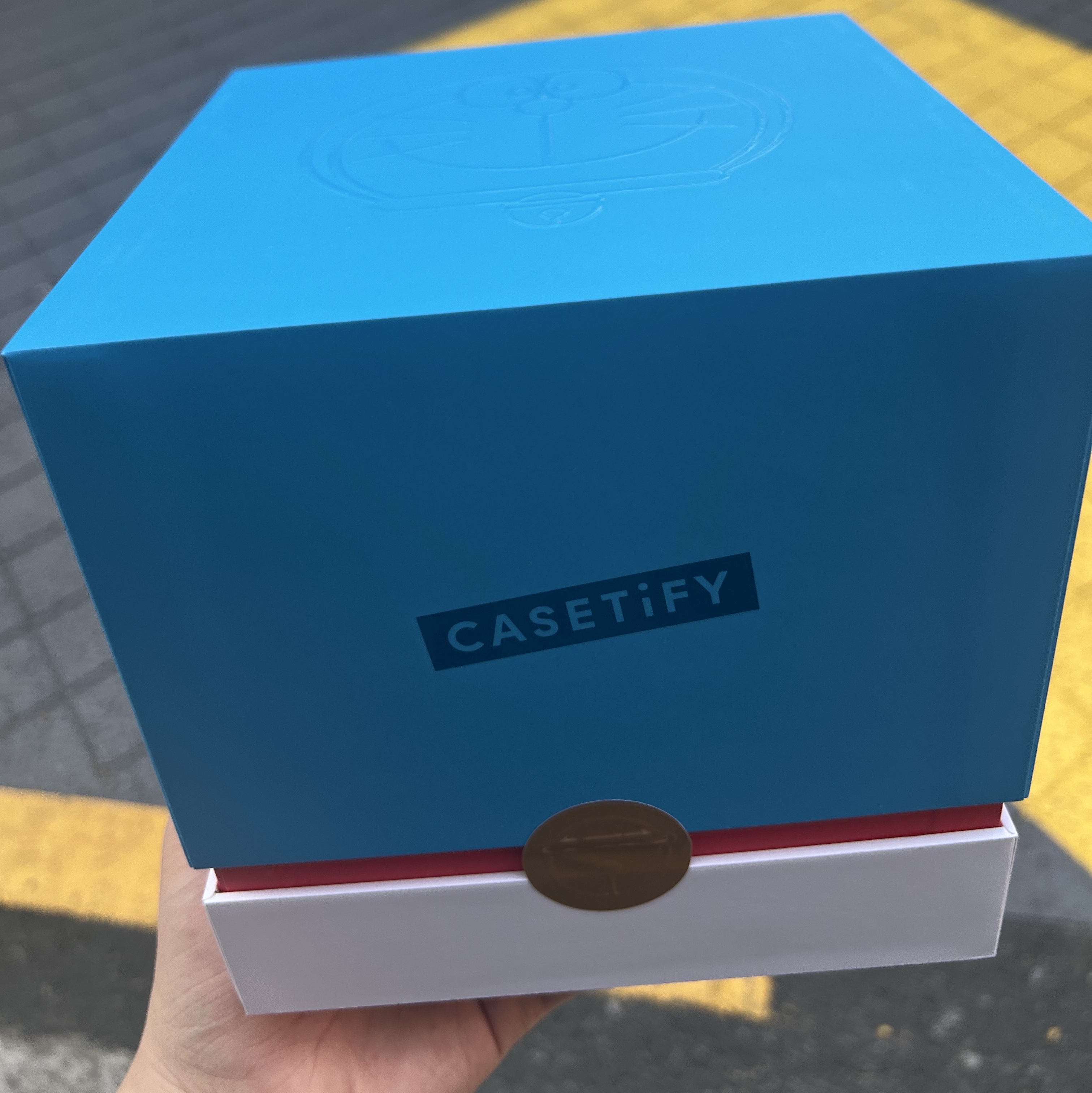 Casetify x Doraemon Dorayaki Airpods Max Collectible Case - Online Exclusive, Casetify x Matin Kim iPhone Destroyed Denim Magsafe Mirror Case Silver 착용 스타일 - 2