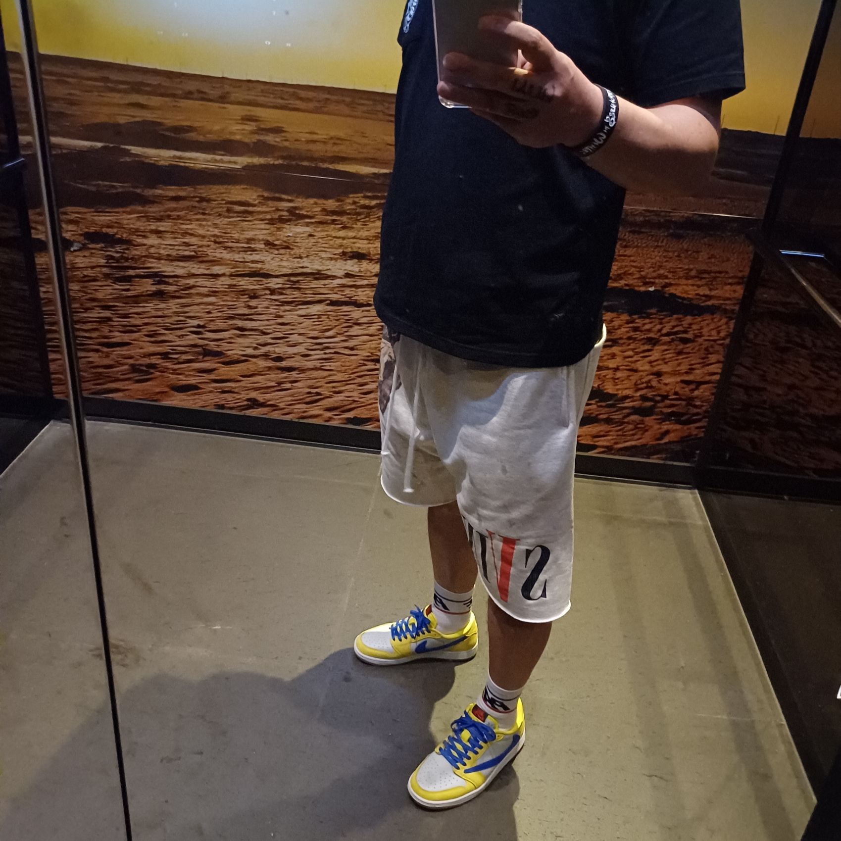 (W) Jordan 1 x Travis Scott Retro Low OG SP Canary 착용 스타일