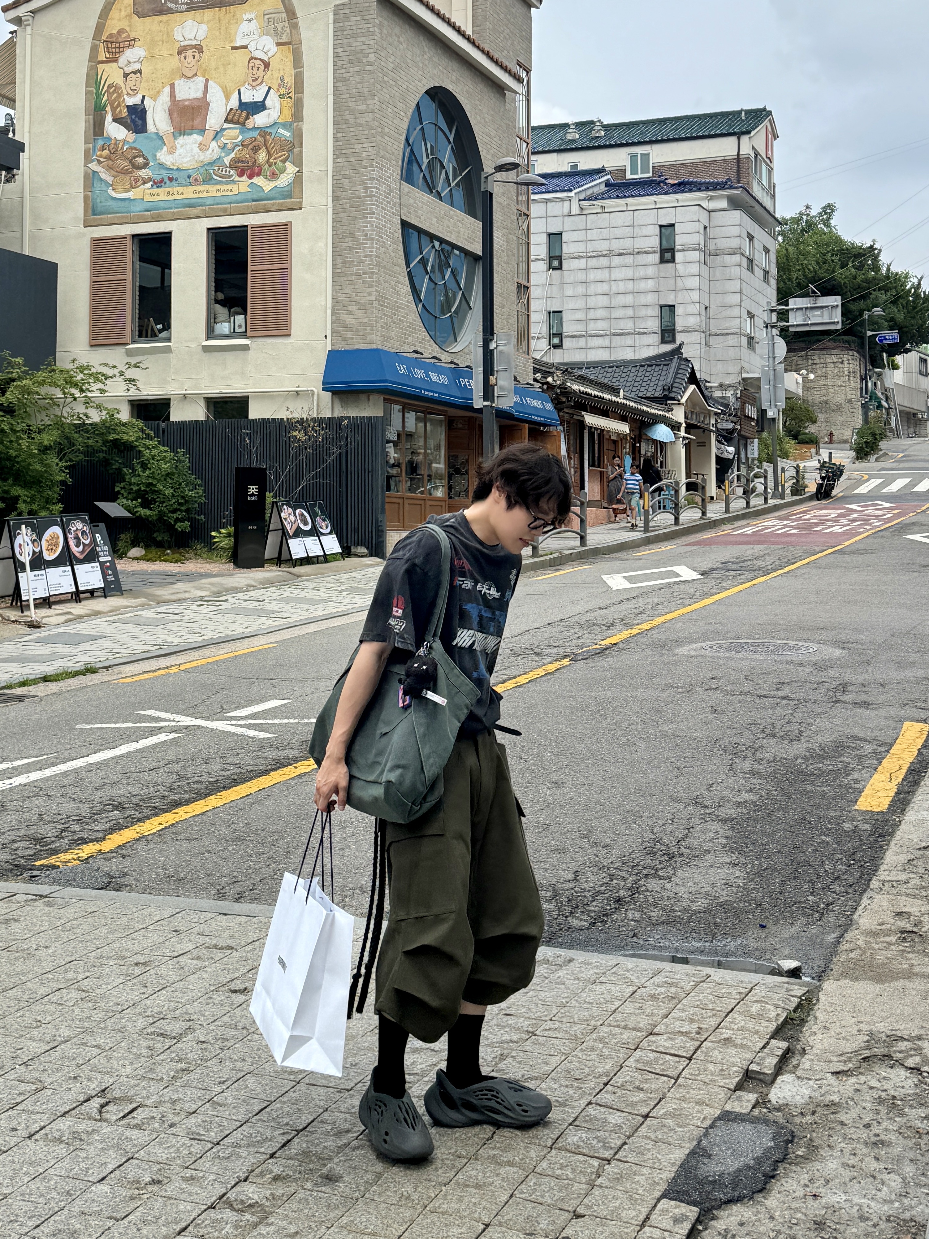 Farfromwhat Far Washed Sponsor Logo T-Shirt Black, Adidas Yeezy Foam RNNR Carbon 착용 스타일 - 1