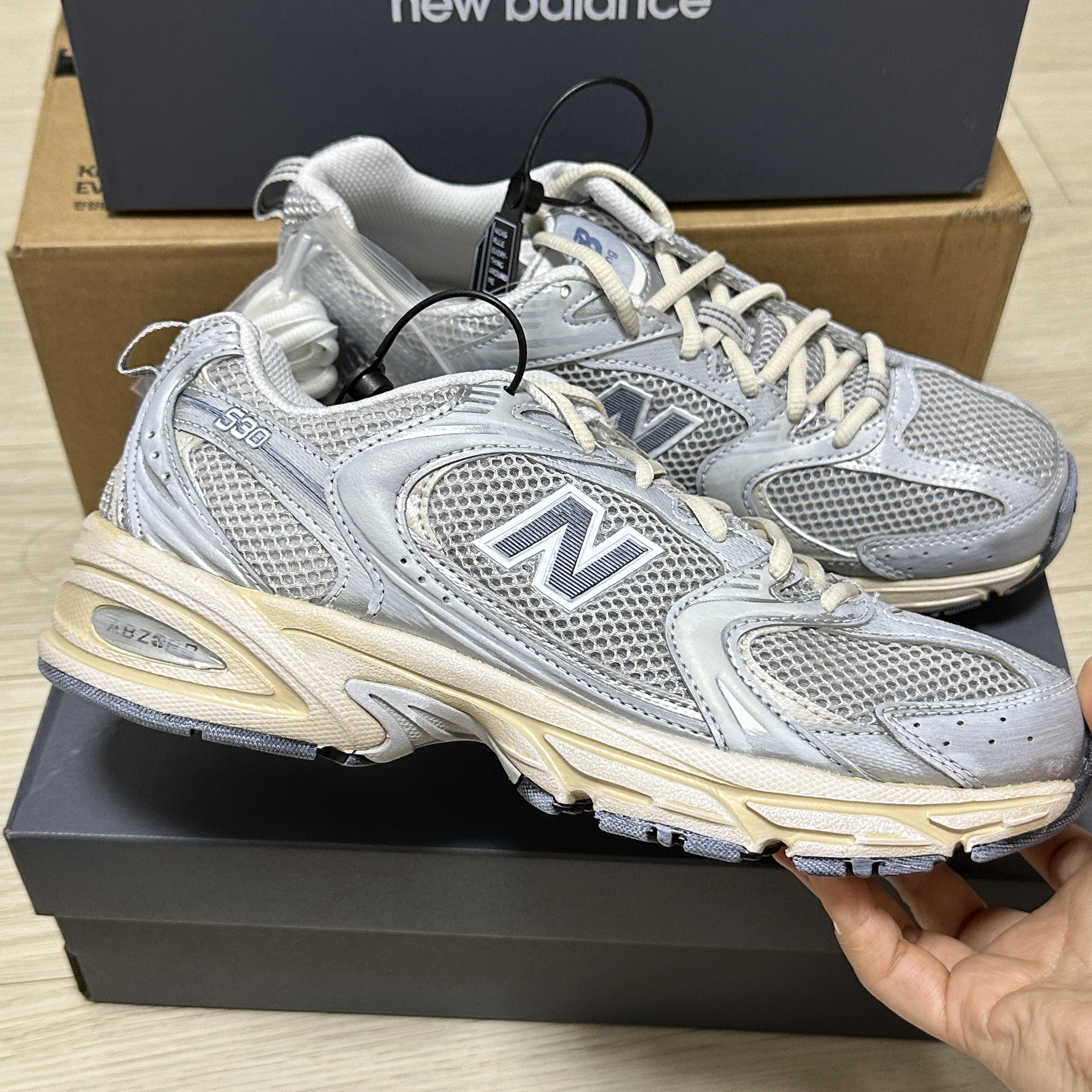 New Balance 530 Vintage Metallic Silver 착용 스타일 - 3