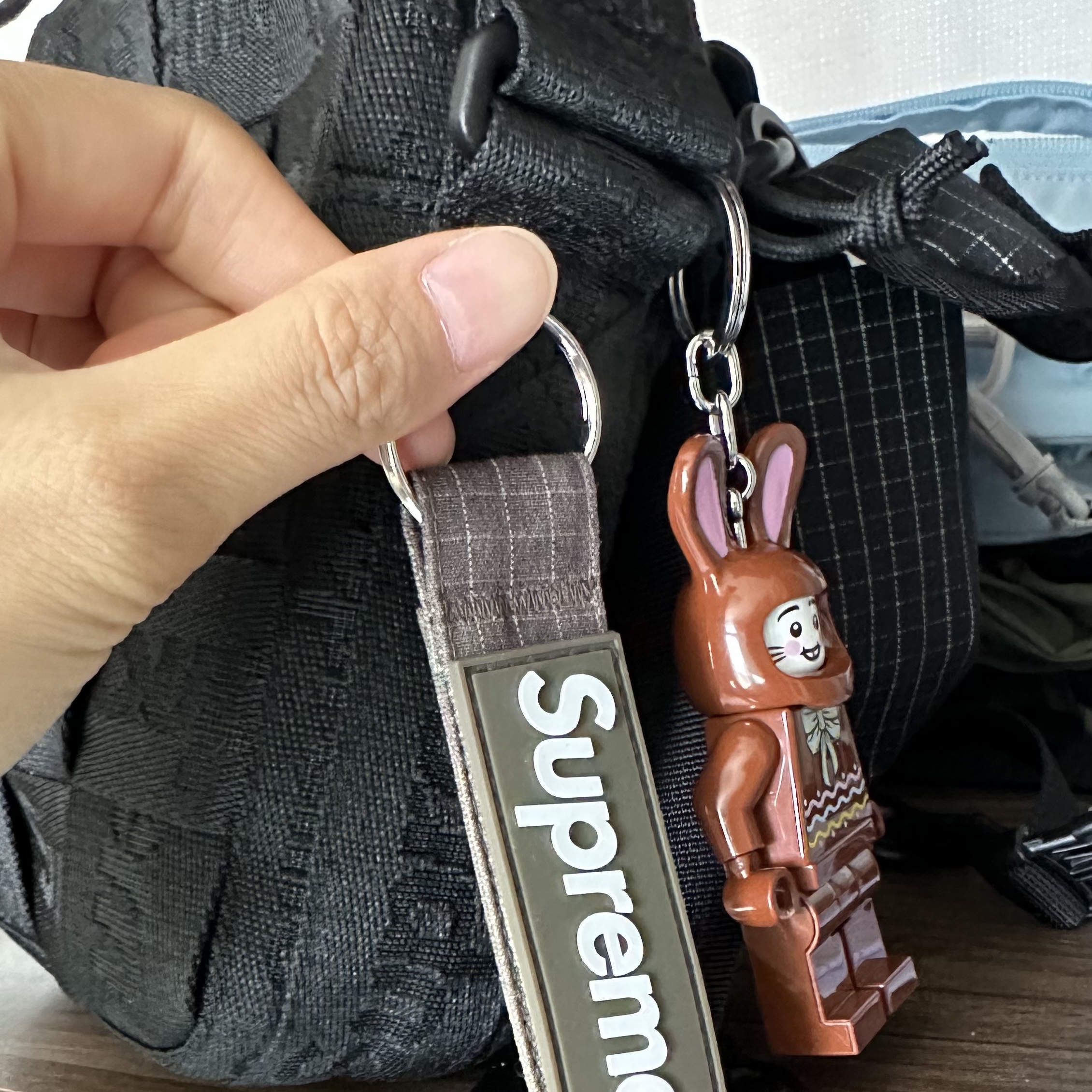 Supreme Ripstop Keychain Woodland Camo - 24SS, Supreme Woven Shoulder Bag Black - 23SS 착용 스타일