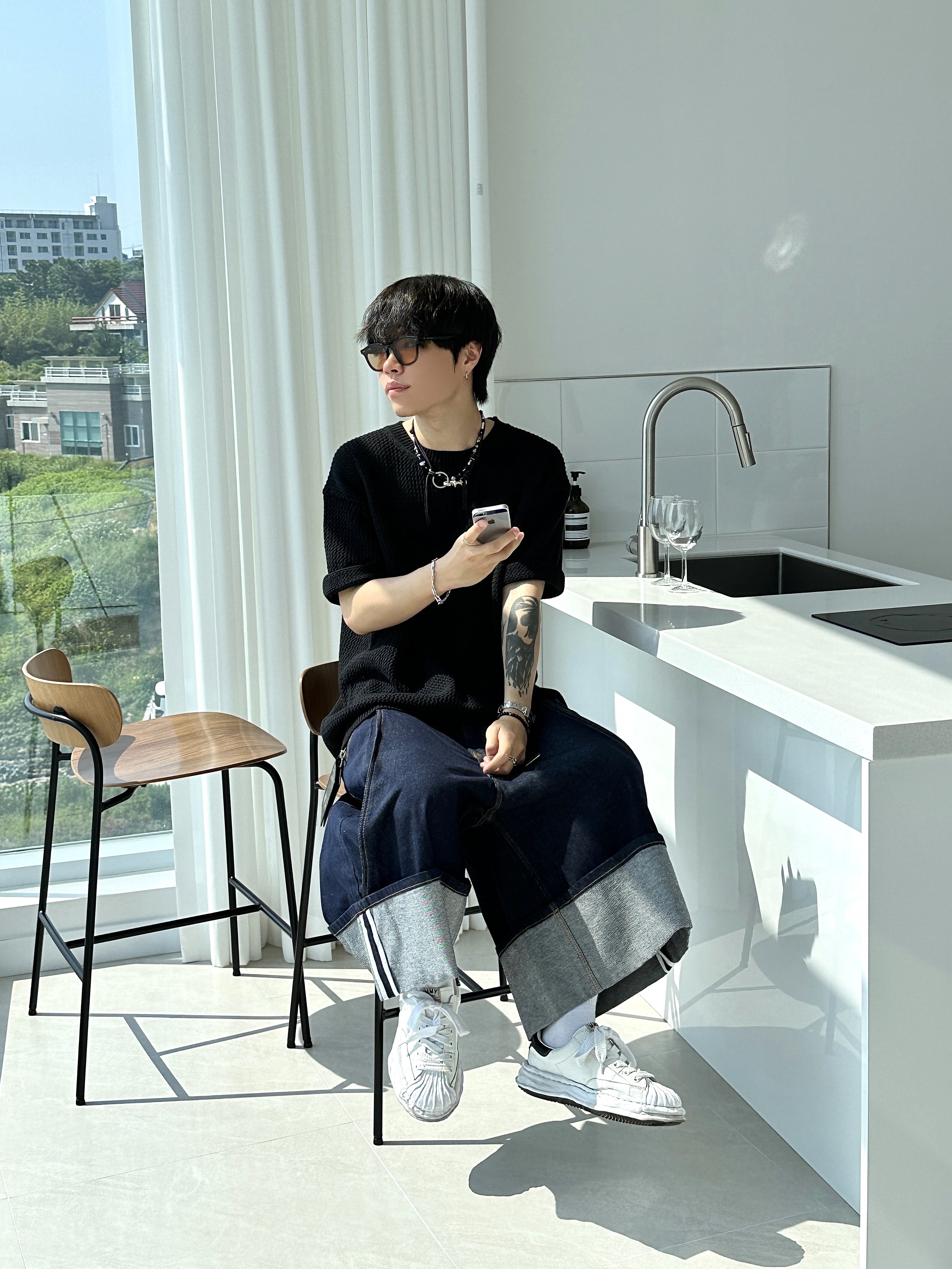 Maison Mihara Yasuhiro Blakey OG Sole Leather Low-top Sneakers White 착용 스타일 - 1