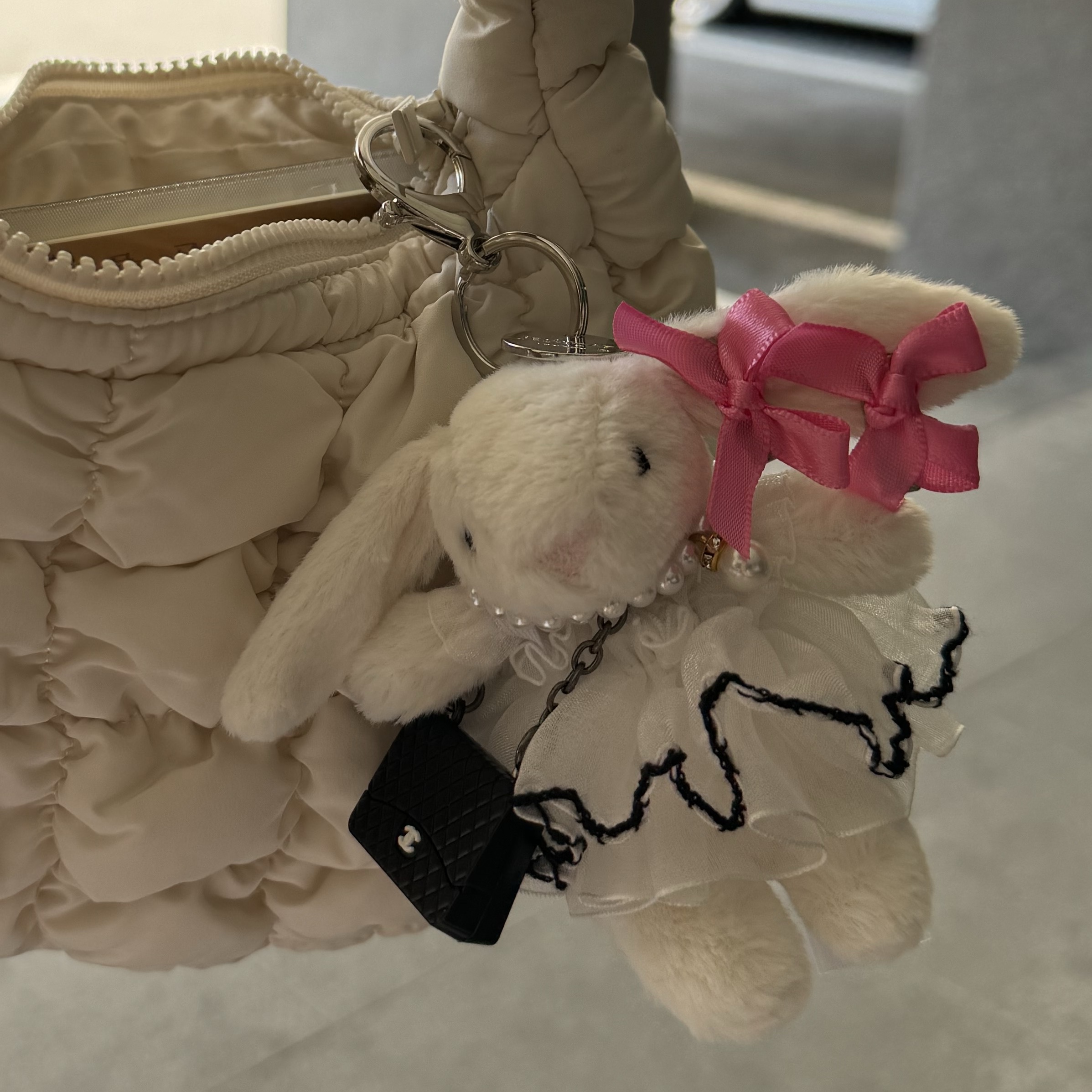 Jellycat Bashful Bunny Bag Charm Cream 착용 스타일